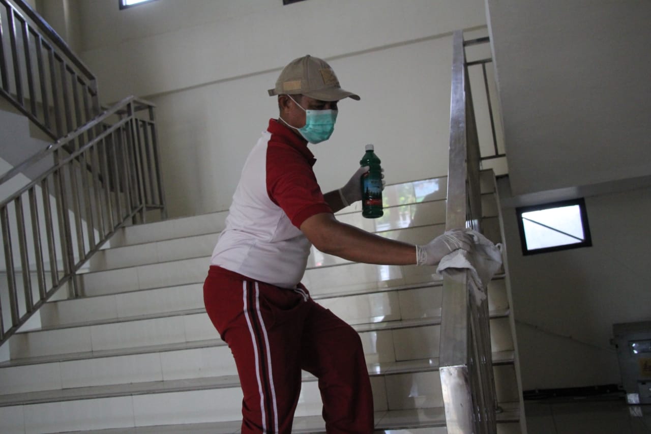 Personel Kepolisian Polda Maluku Utara melaksanakan pembersian dilingkungan polda dan tempat umum untuk cegah peyebaran covid-19.