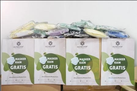 Pembagian masker kain kepada warga untuk mencegah panic buying. 