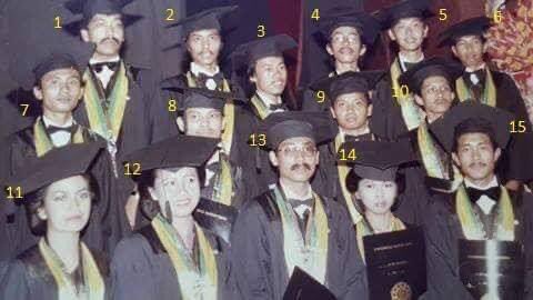 Foto wisuda fakultas Kehutan UGM tahun 1985 yag diunggah Henry Subiakto. Joko Widodo berada di posisi belakang dengan ditandai nomor empat