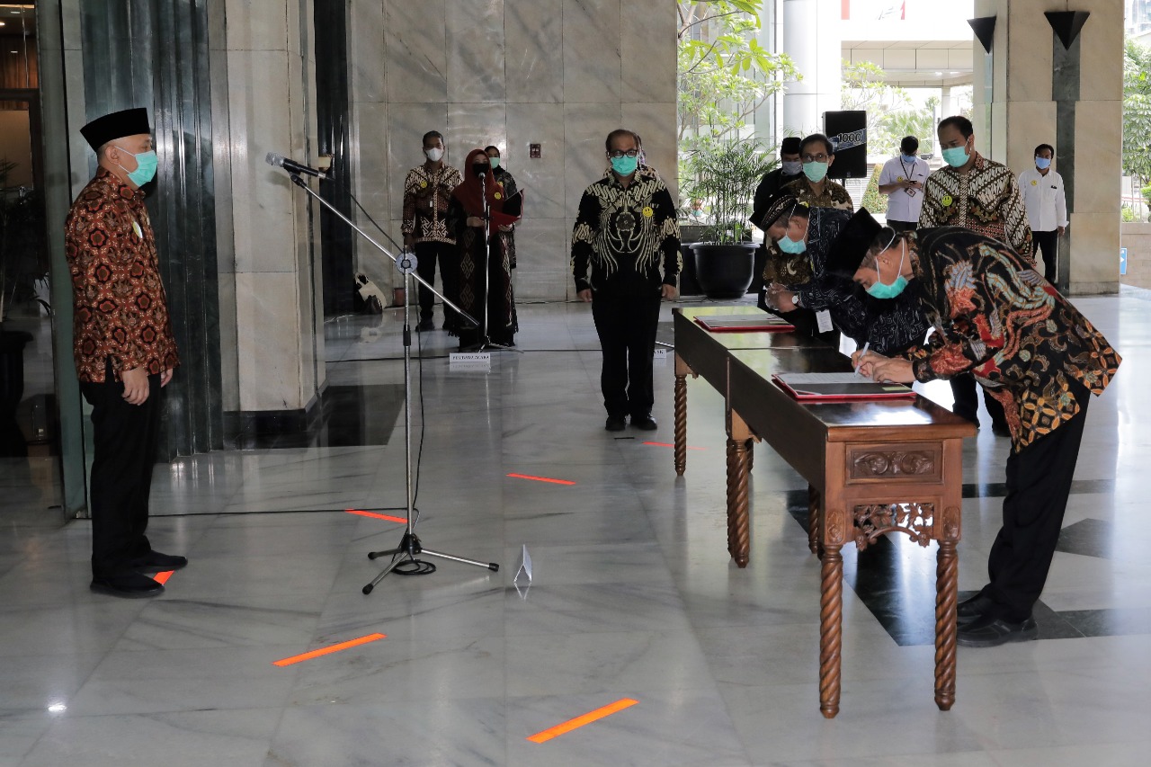 Menkop UKM Teten Masduki melantik dua pejabat di lingkungan Kementerian Koperasi dan UKM. 