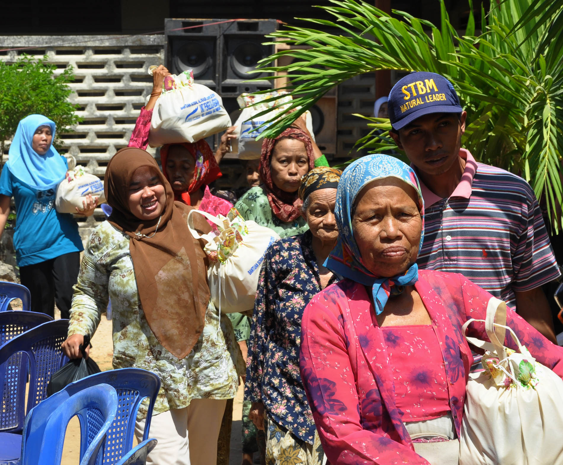 Warga sangat miskin di Kecamatan Larangan, Kabupaten Pamekasan, menerima bantuan