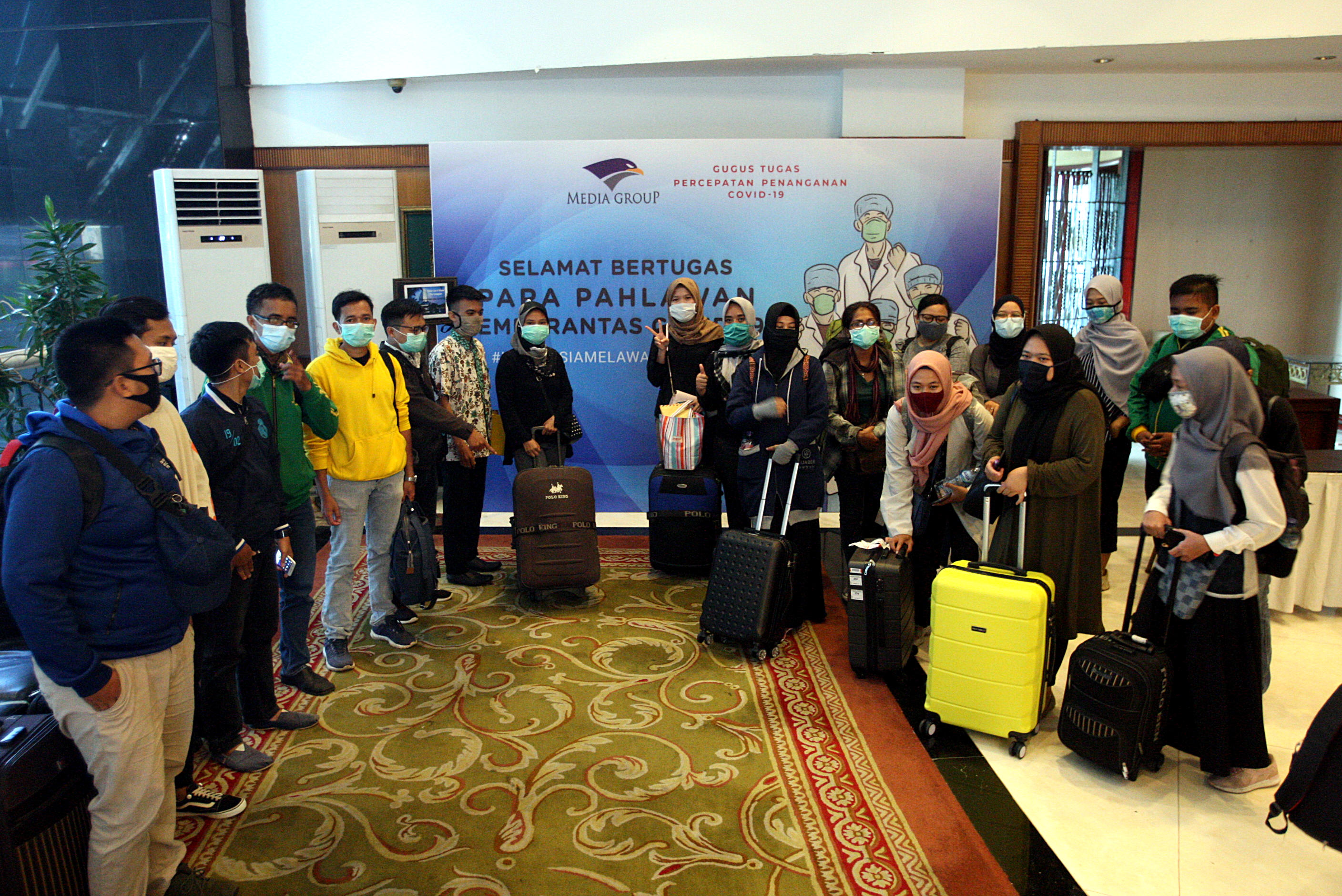 Para calon relawan tenaga kesehatan bersiap menjalani tes kesehatan seusai pendaftaran ulang dan pembekalan di The Media Hotel & Tower.