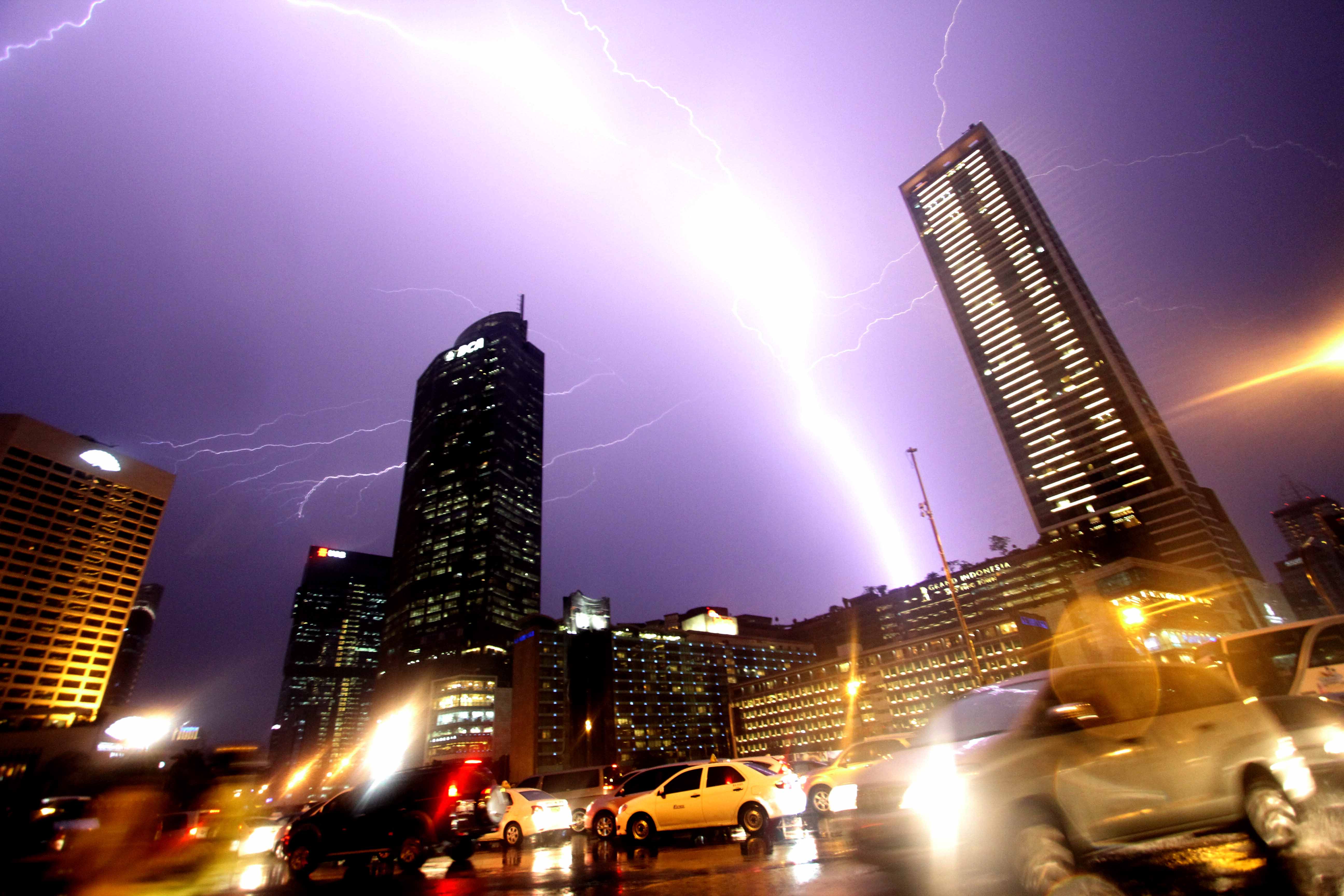 Petir menghiasi langit Jakarta