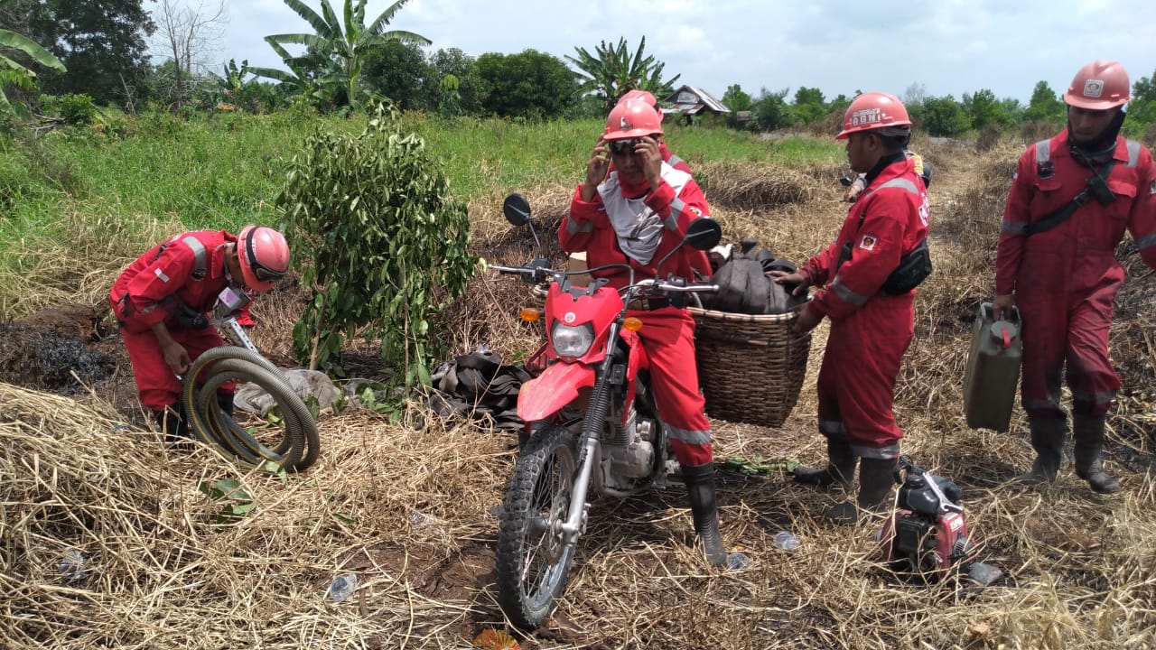 Pasukan Manggala Agni Daops Pekanbaru tetap bekerja memadamkan kebakaran hutan dan lahan di Riau, Rabu (1/4/2020).