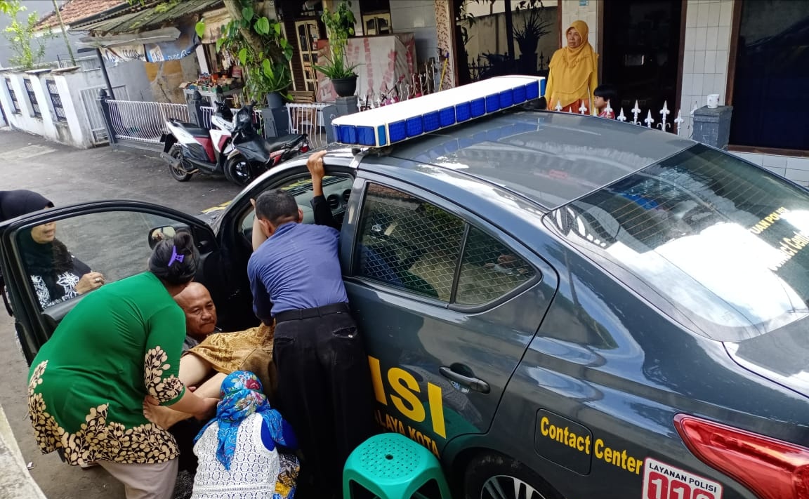 Aiptu Endang Rahman, tengah membantu persalinan ibu melahirkan di mobil patrolinya.