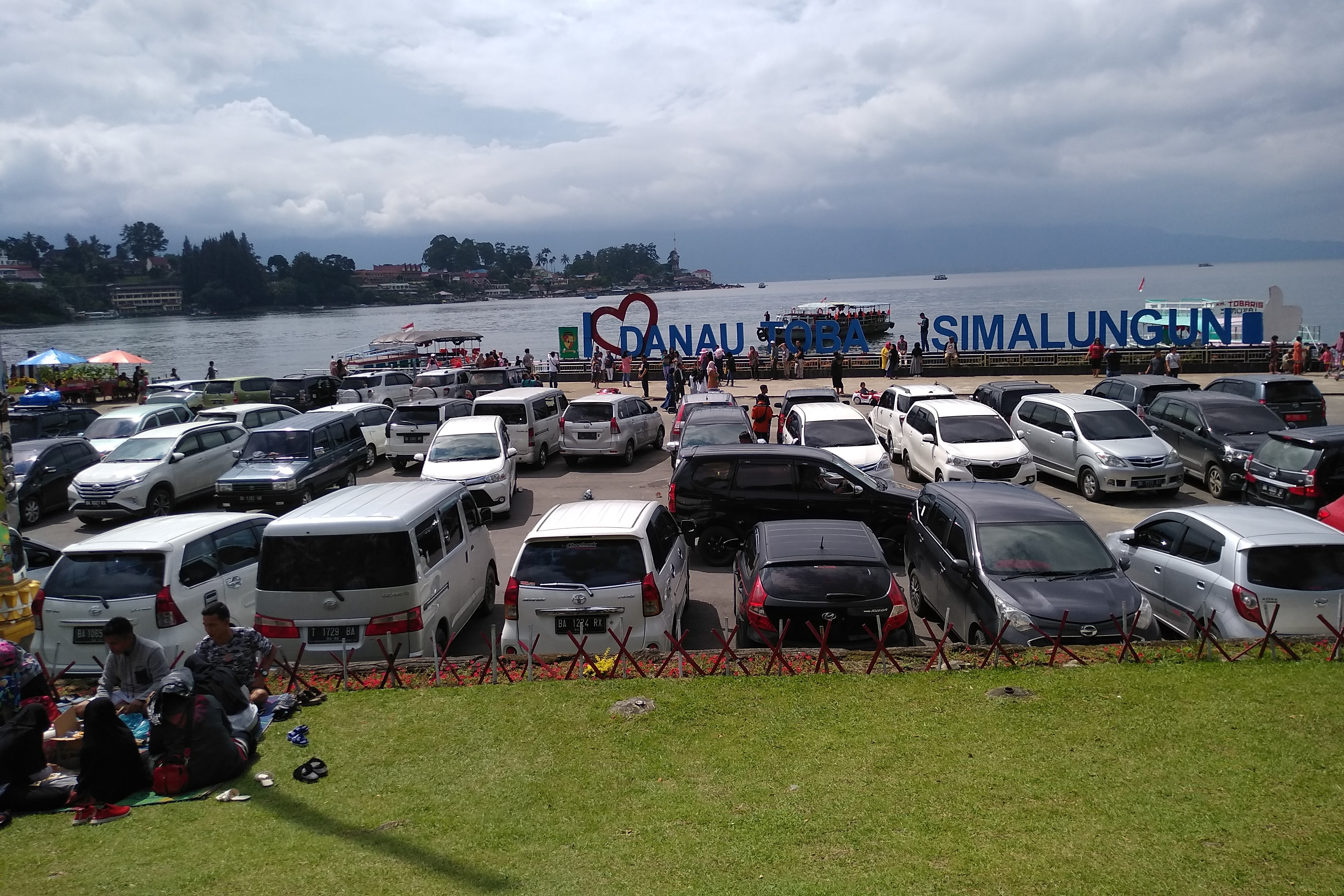 Danau Toba yang masuk dalam kawasan Kabupaten Simalungun