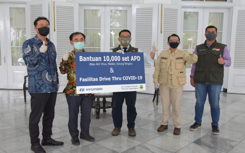 Gubernur Jabar Ridwan Kamil menerima sumbangan dari Hyundai.