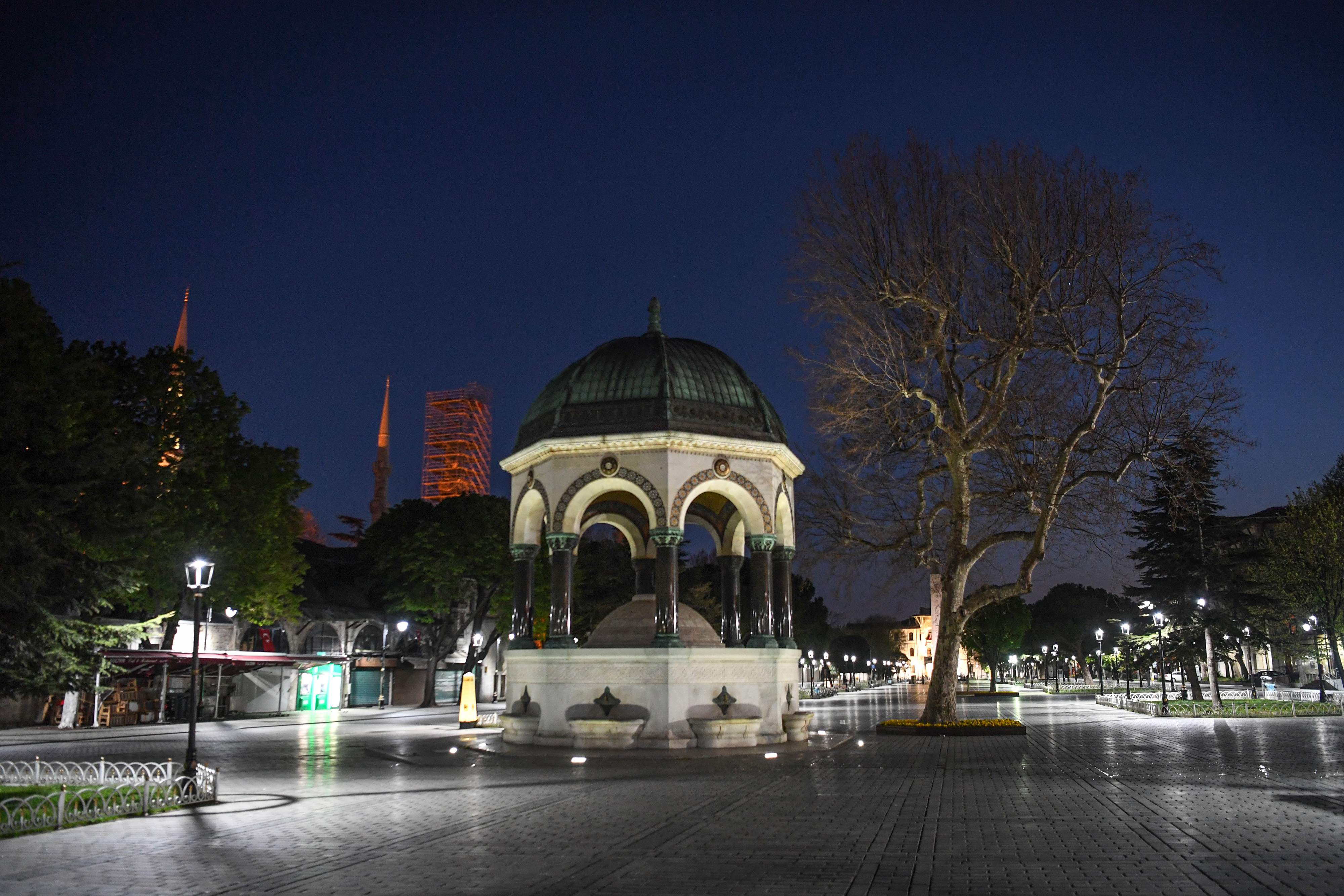 Alun-alun Sultanahmet di Istanbul, Turki, yang sepi pada hari pertama Ramandan karena kebijakan lockdown pemerintah.