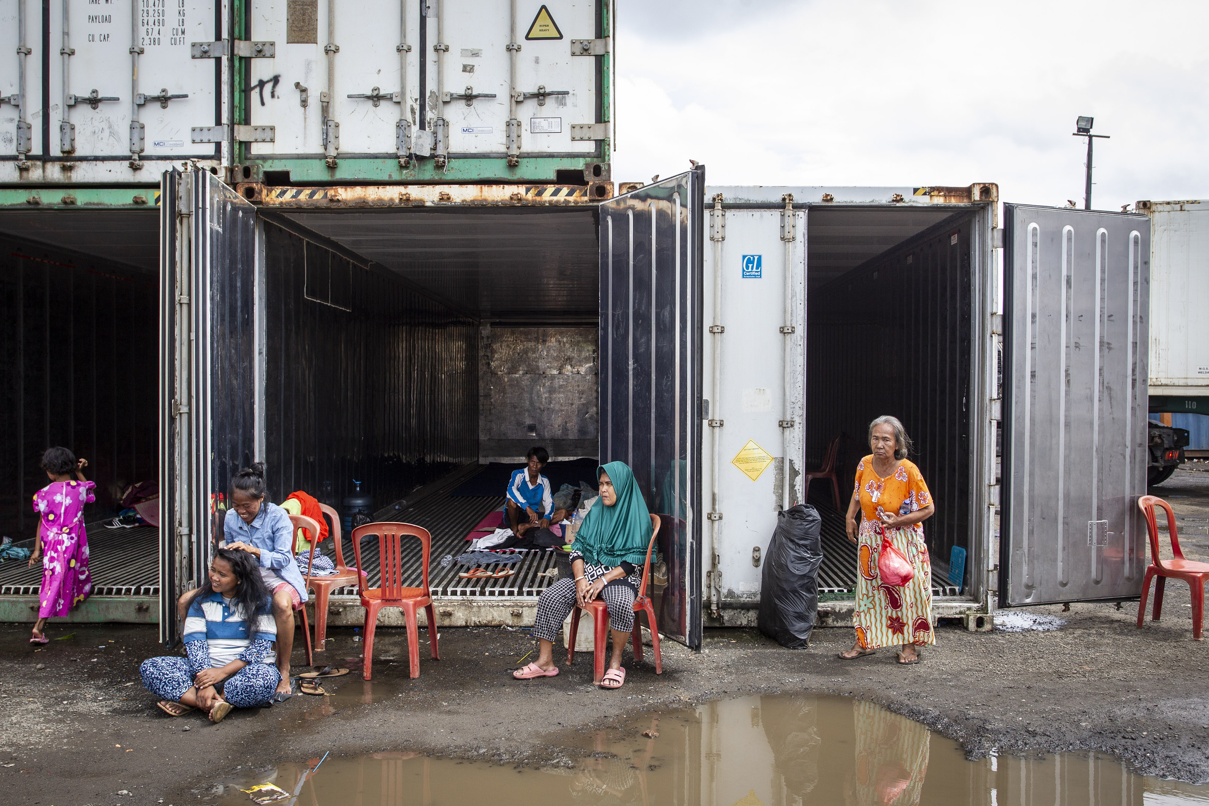 Warga korban banjir beraktivitas saat mengungsi di dalam peti kemas kosong di Kampung Sepatan, Rorotan, Jakarta, Kamis (27/2). 