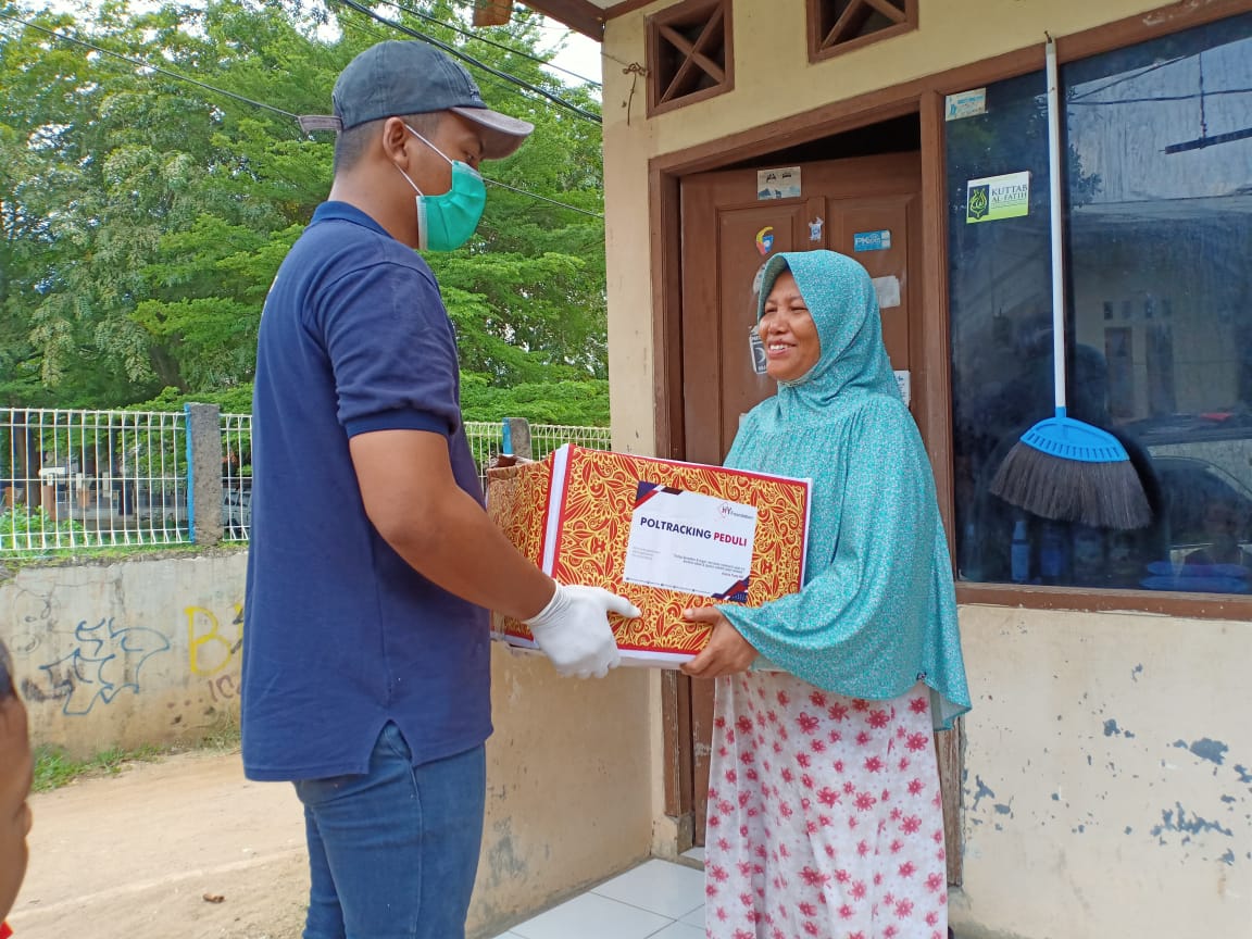 Bantuan sembako diberikan bagi warga terdampak ekonomi akibat covid-19