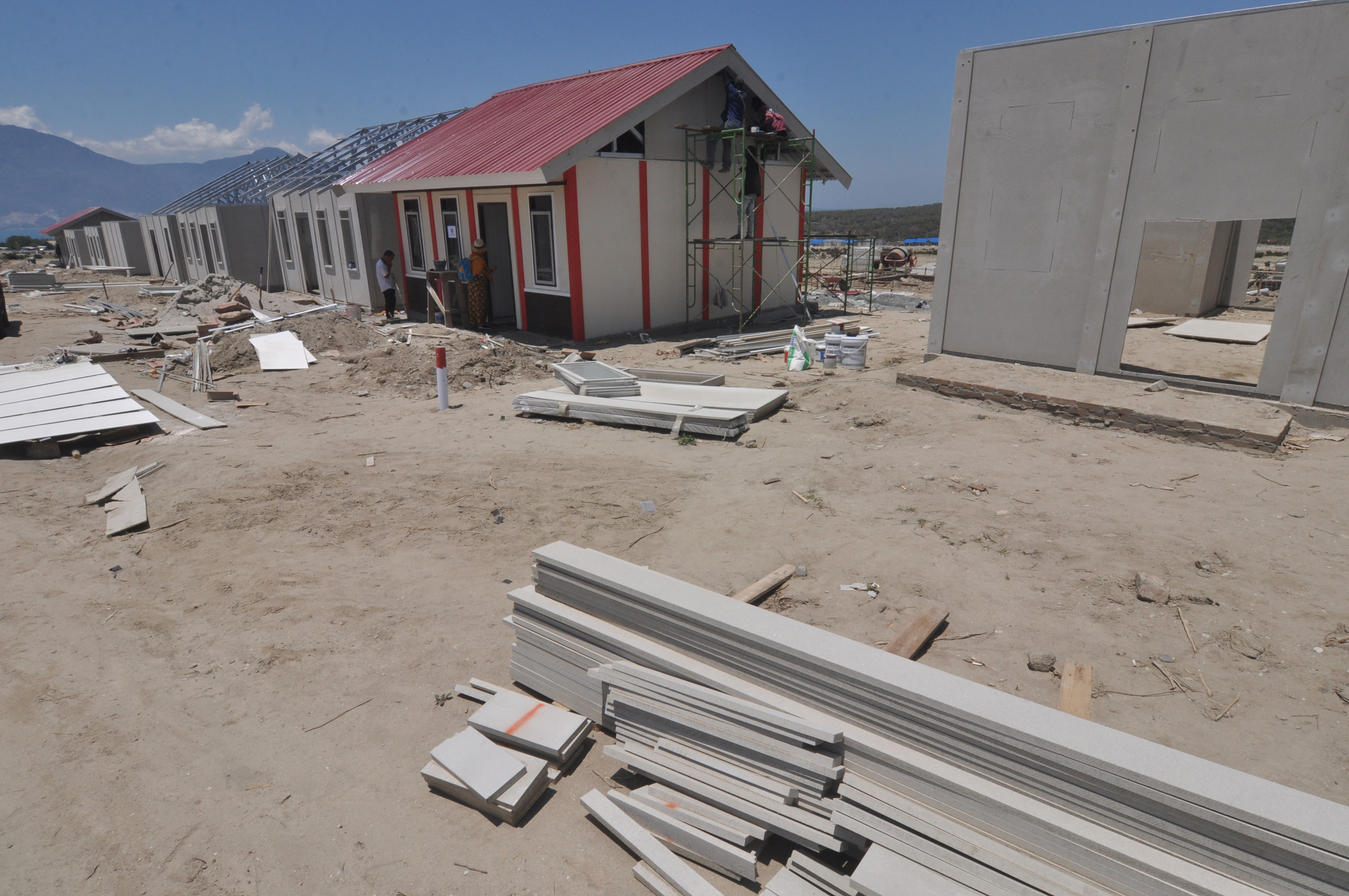 Pekerja mengerjakan pembangunan hunian tetap bantuan Filipina dan Brunei Darussalam di Kelurahan Tondo, Palu, Sulawesi Tengah.