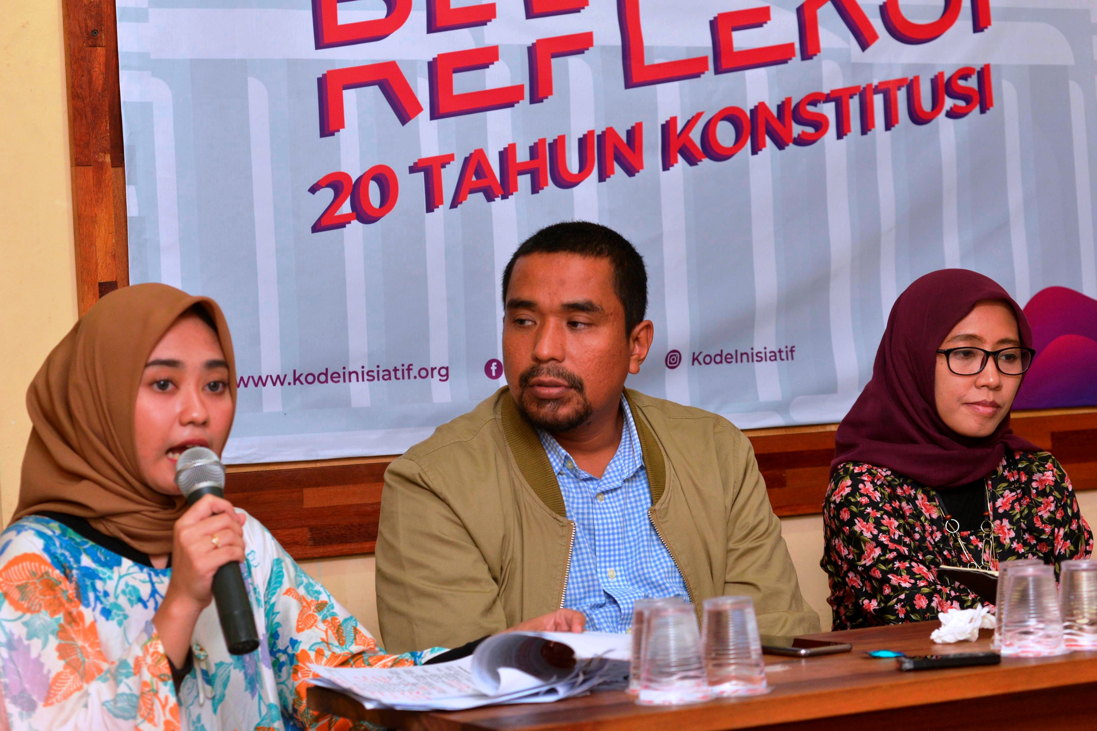 Peneliti KODE Inisiatif Rahmah Mutiara (kiri), Peneliti Pusako FH Unand Charles Simabura, dan Direktur PWYP Maryati Abdullah.