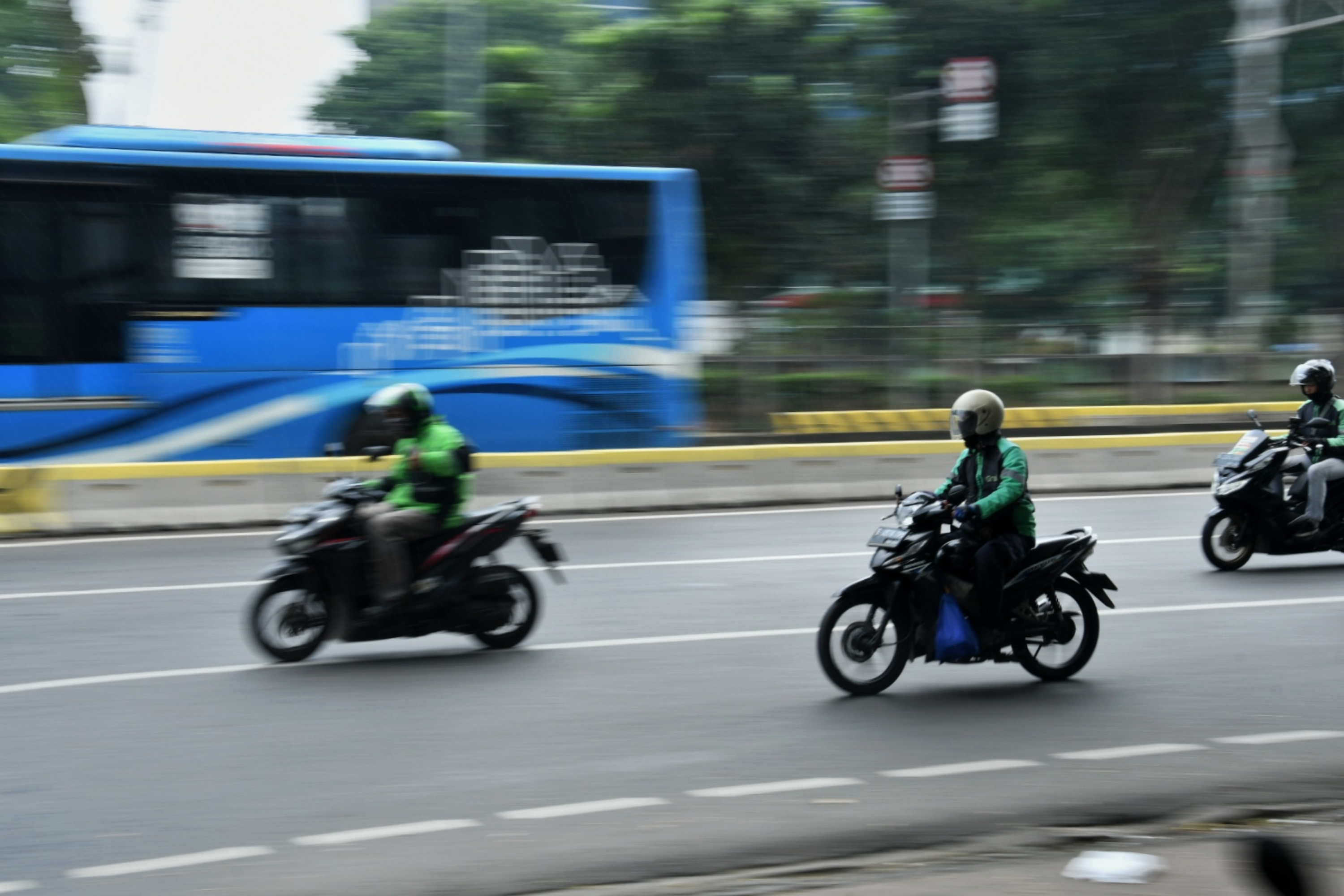 YLKI menilai penerbitan Permenhub Nomor 18 Tahun 2020 yang memperbolehkan ojek online mengangkut penumpang menyesatkan. 