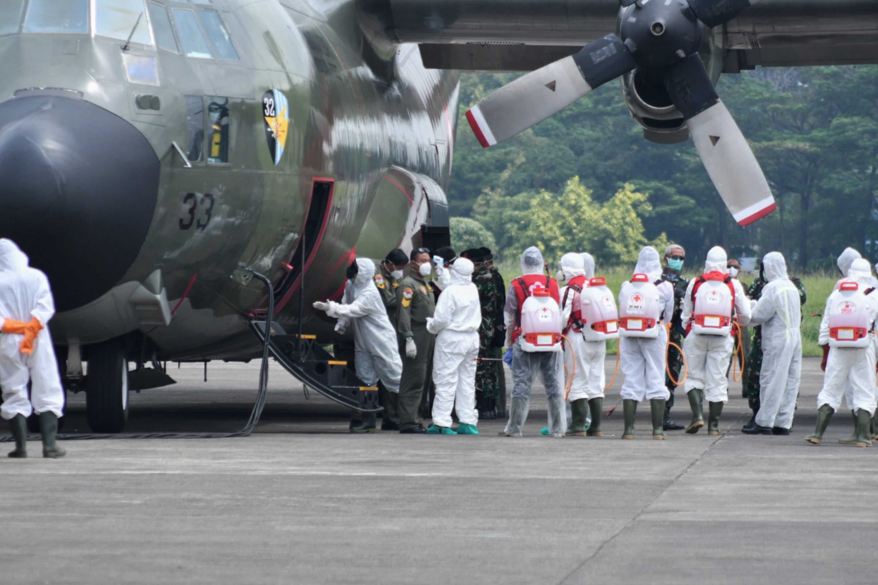 Pesawat TNI membawa alat kesehatan dari Shanghai, Tiongkok, tiba di Lanud Halim Perdana Kusuma, Jakarta, Senin (23/3/2020).