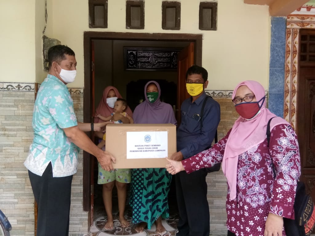 GUGUS Tugas Percepatan Penanganan Covid-19 (GTPPC) Kabupaten Lamongan, Jatim, memberikan bantuan warga yang mengisolasi mandiri Covid-19.