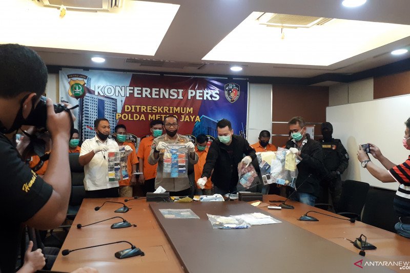 Kabid Humas Polda Metro Jaya, Komisaris Besar Polisi Yusri Yunus (tengah) saat jumpa pers penangkapan delapan anggota komplotan pencuri.