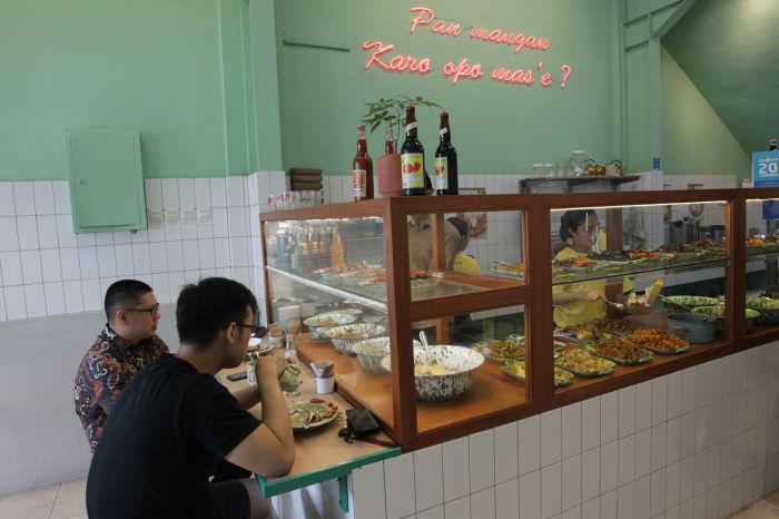 Satpol PP Kerap Tegur Warga yang Makan di Warteg selama PSBB