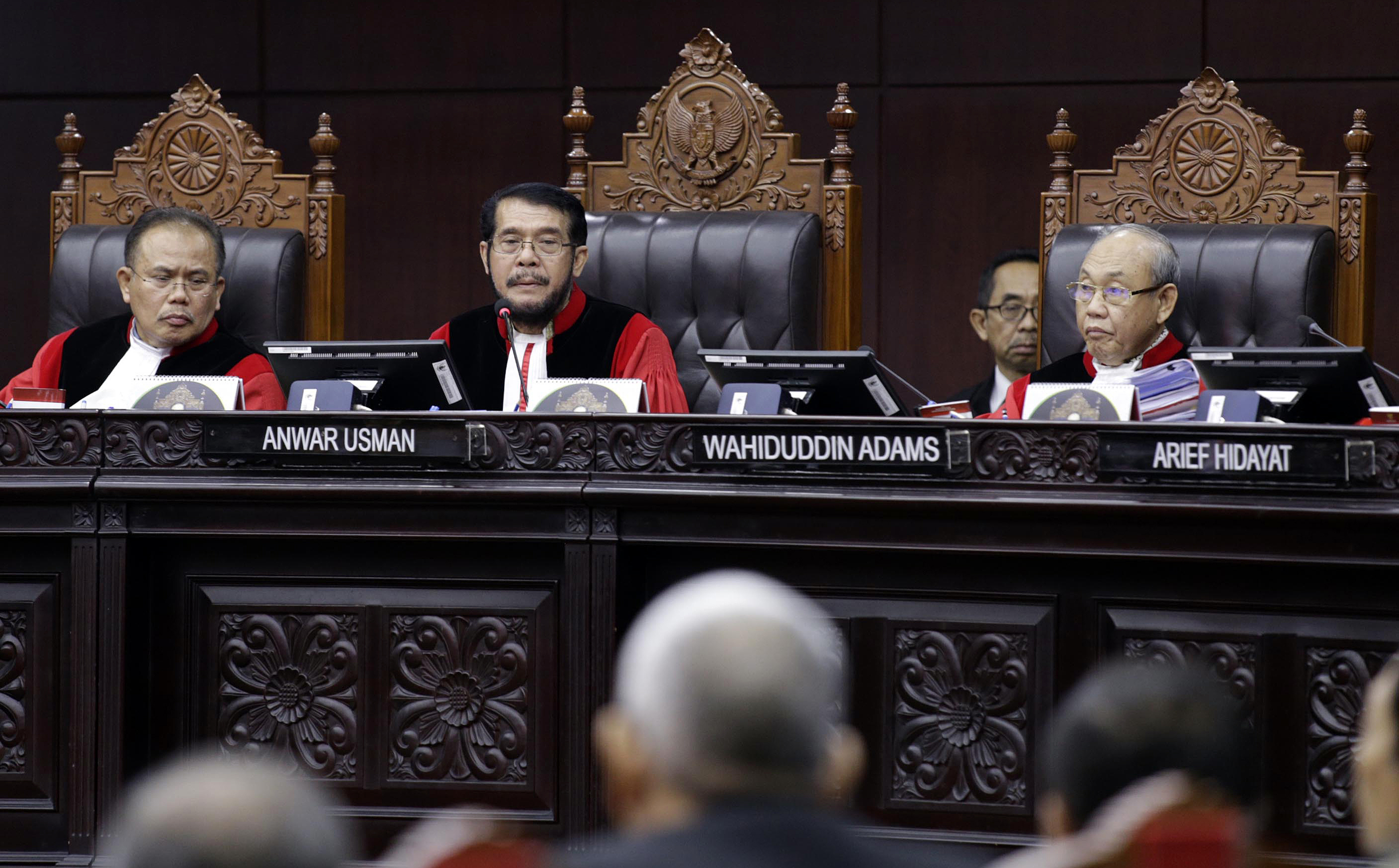 Ketua Majelis Hakim Konstitusi Anwar Usman (tengah) bersama dengan hakim konstitusi saat memimpin jalannya sidang uji materi UU.