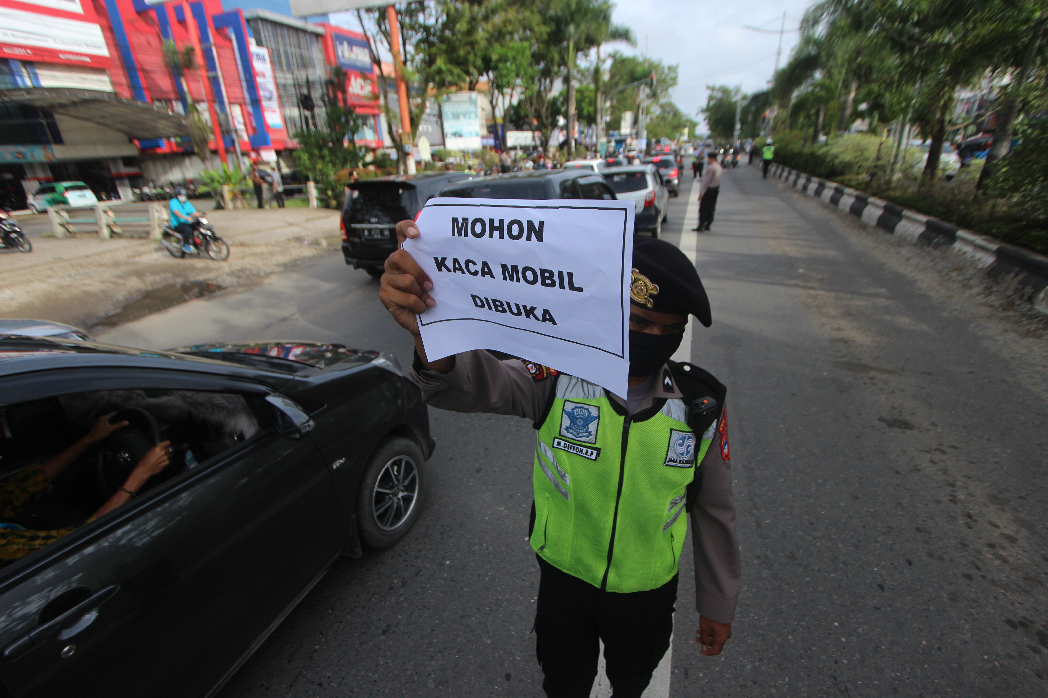 Polisi memeriksa kendaraan bermotor saat hari pertama PSBB)di perbatasan Kota Banjarmasin, Kalsel, Jumat (24/4/2020).