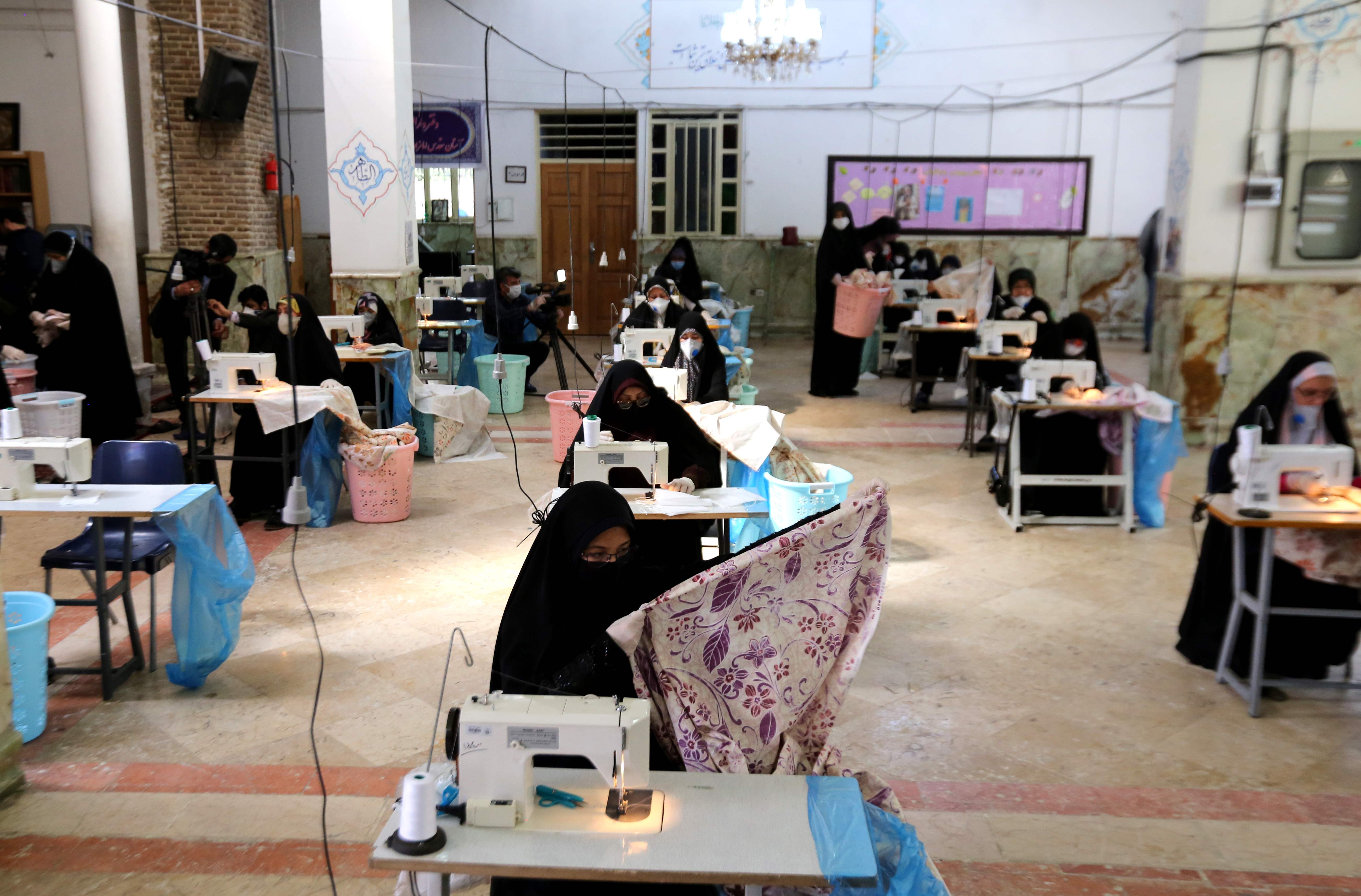 Sekelompok perempuan anggota milisi Basij memproduksi masker di sebuah masjid di Teheran, Iran.