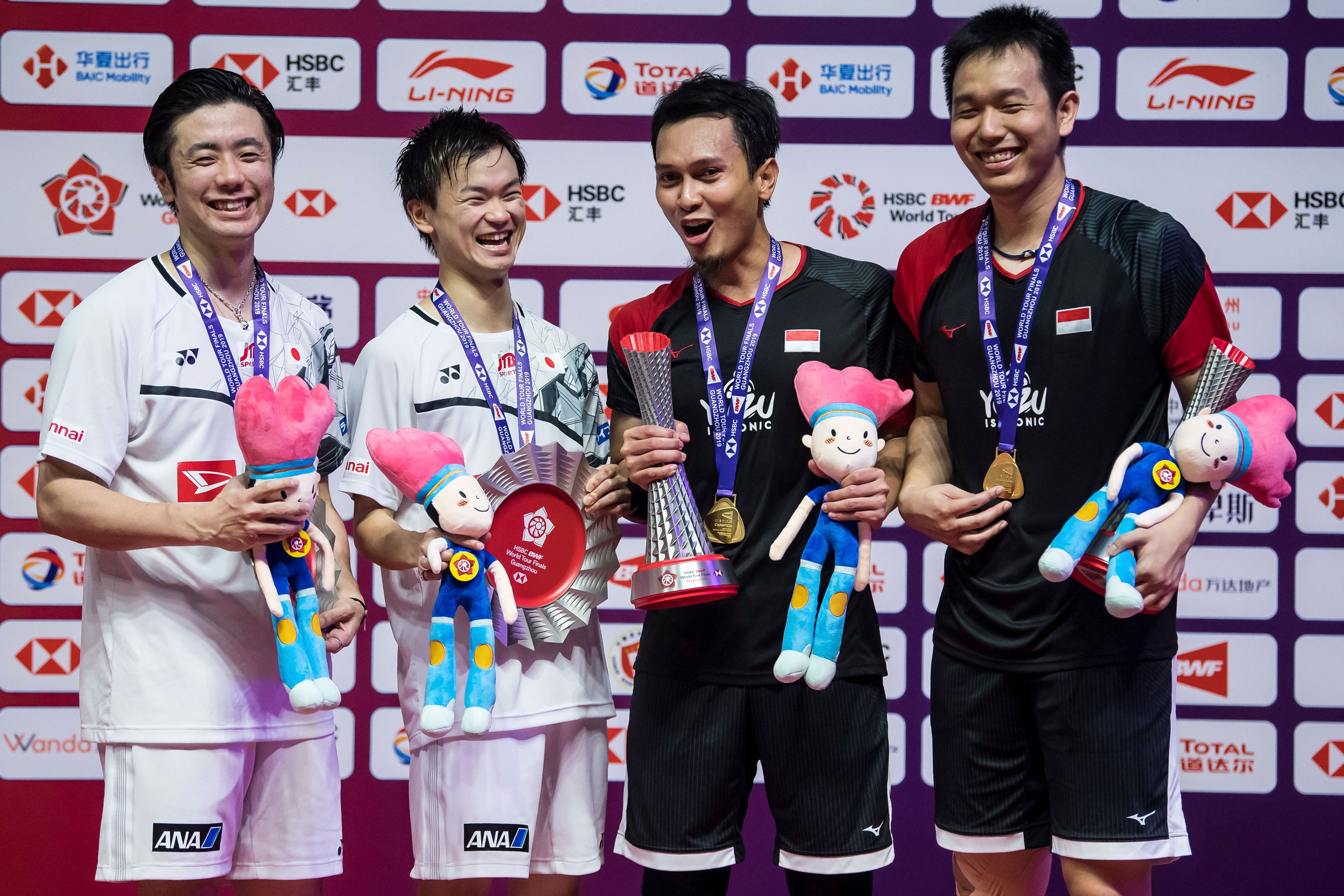 Pebulu tangkis Indonesia berfoto bersama dengan pebulu tangkis Jepang di BWF World Tour Finals.