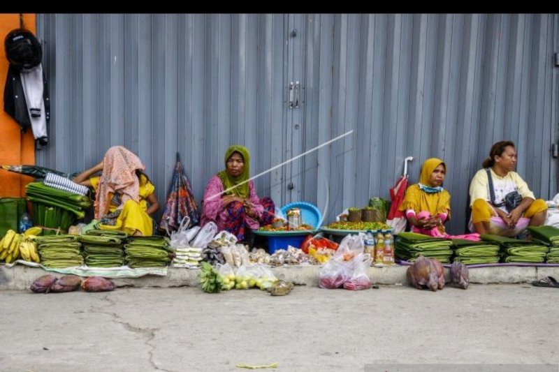 Sejumlah pedagang kecil menunggu pembeli di Pasar Manonda, Palu, Sulawesi Tengah, Rabu (15/4).