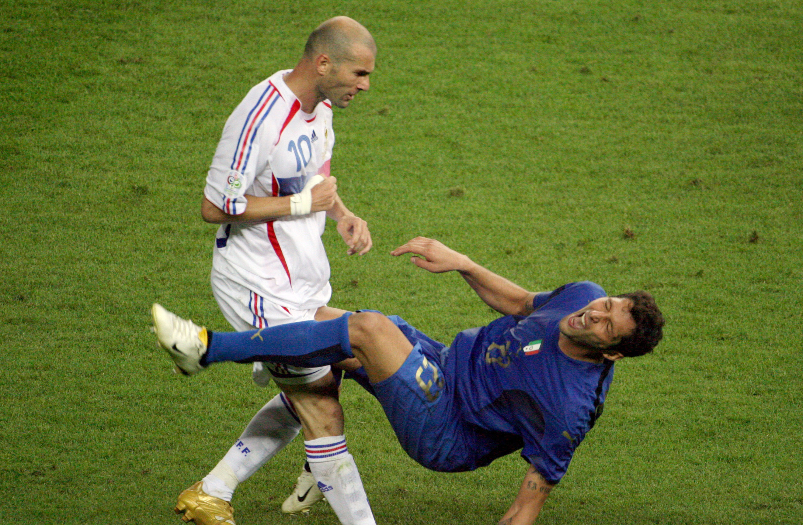 Insiden di final Piala Dunia 2006 saat pemain Prancis Zinedine Zidane (kiri) menanduk bek Italia, Marco Materazzi. 