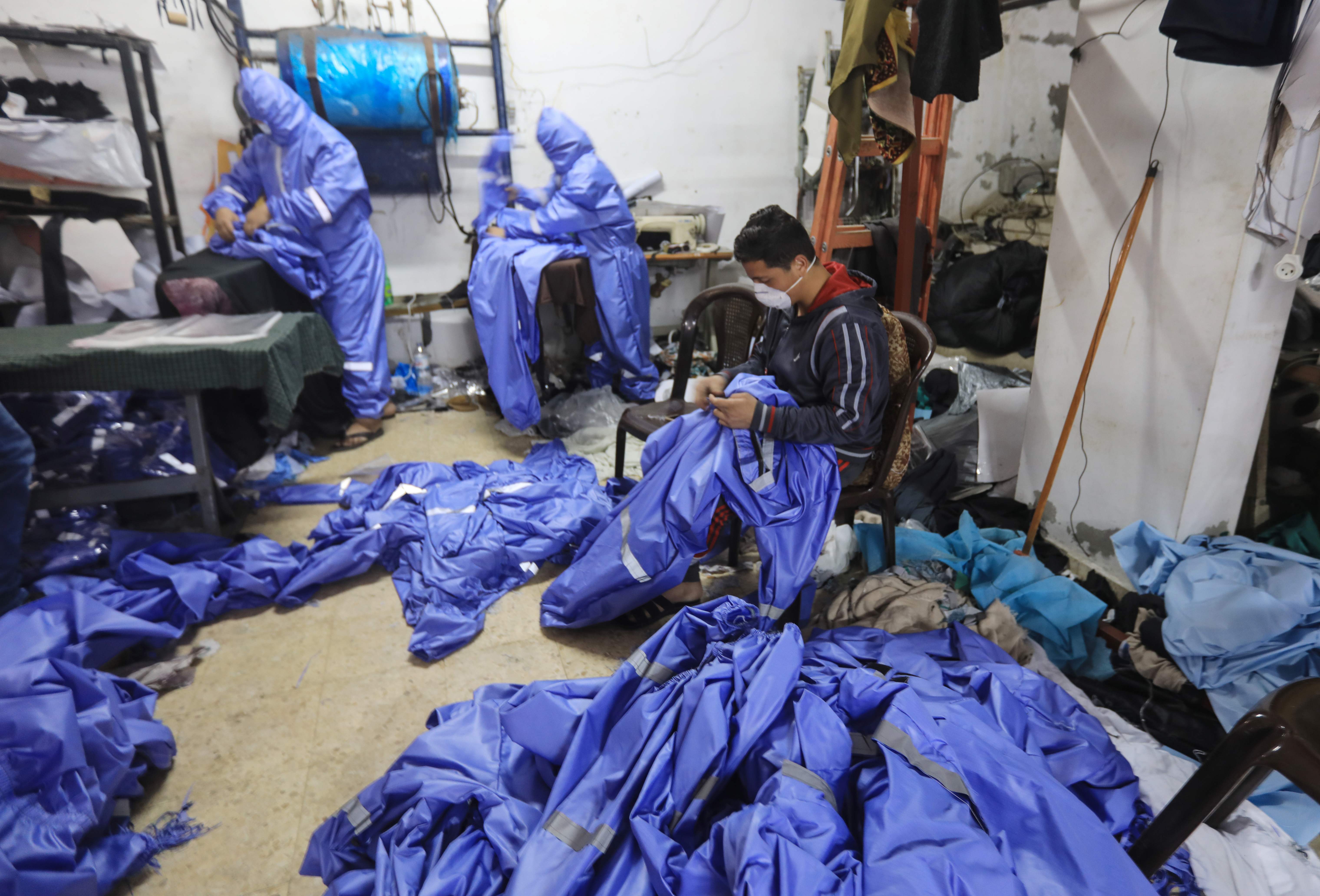 Sejumlah pekerja memproduksi APD di sebuah pabrik tekstil di Gaza City, Jalur Gaza, Palestina.