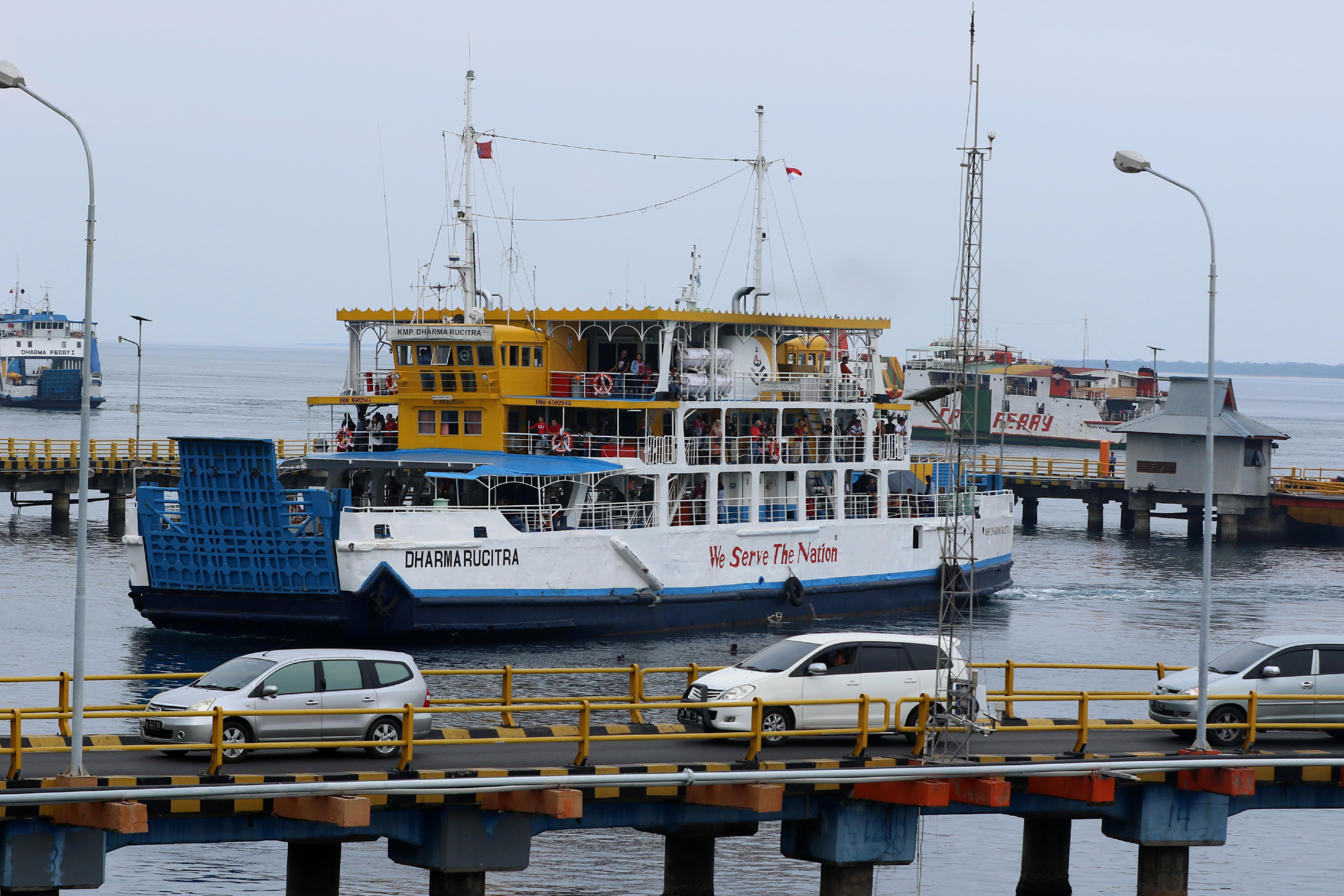 Suasana aktivitas penyeberangan di Pelabuhan Ketapang, Banyuwangi, Jawa Timur, Senin (30/12/2019). 