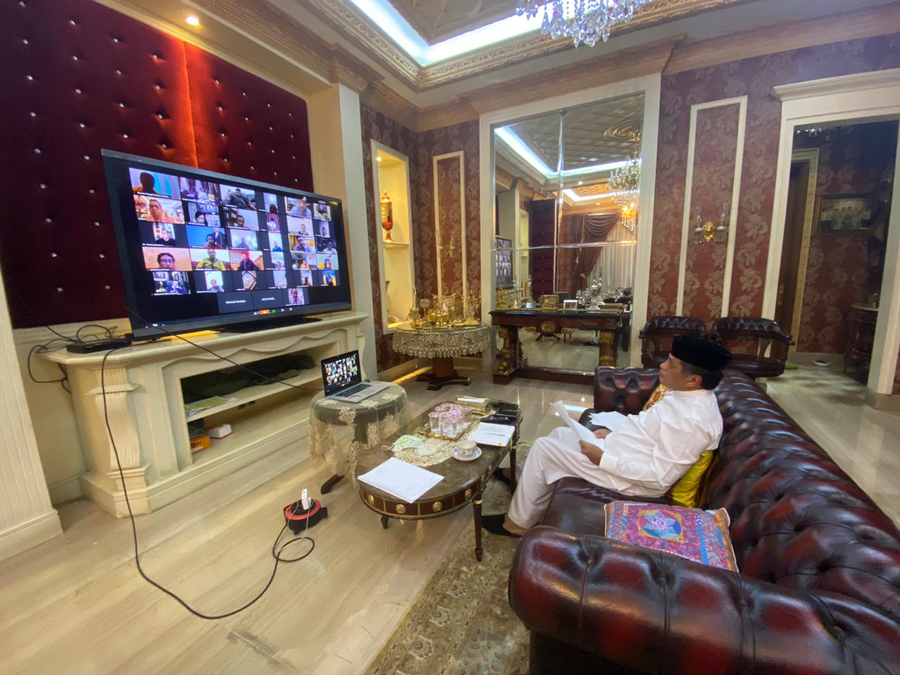 Ketua Umum Dekopin Nurdin Halid tengah rapat koordinasi virtual dengan pengurus lainya.