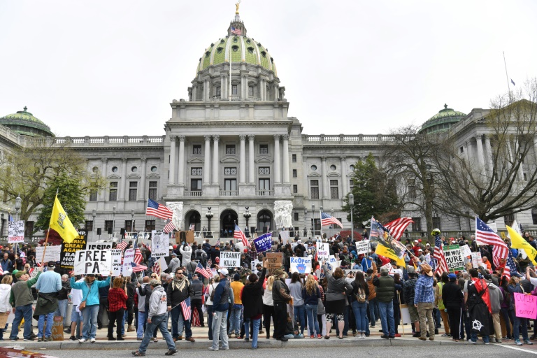 Kelompok demonstran anti-lockdown berunjuk rasa di depan gedung parlemen di Negara Bagian Pennsylvania, AS, Senin (20/4). 