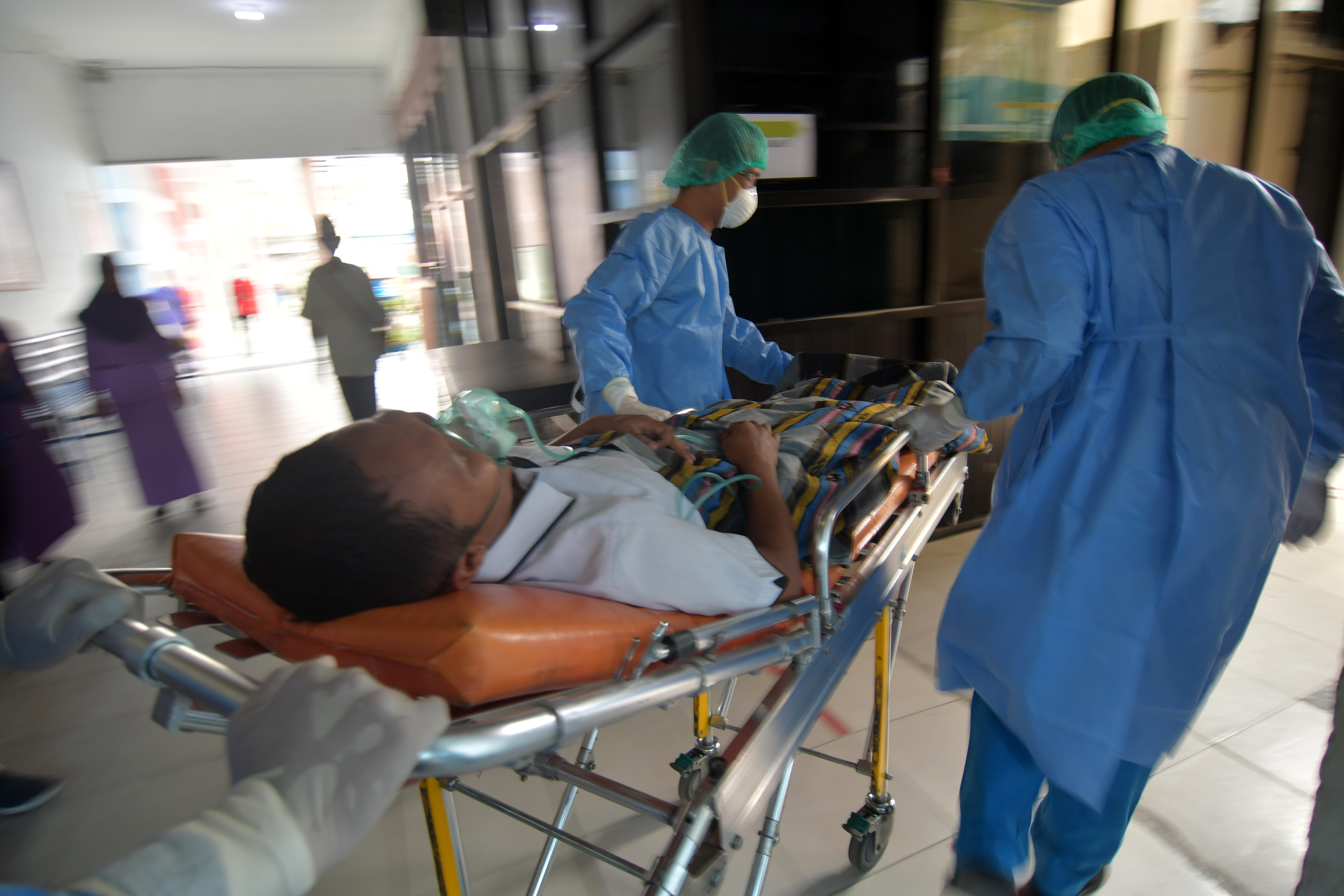 Simulasi penanganan pasien covid-19. Saat ini jumlah pasien positif covid-19 di Jateng meningkat seiring banyaknya pemudik dini.