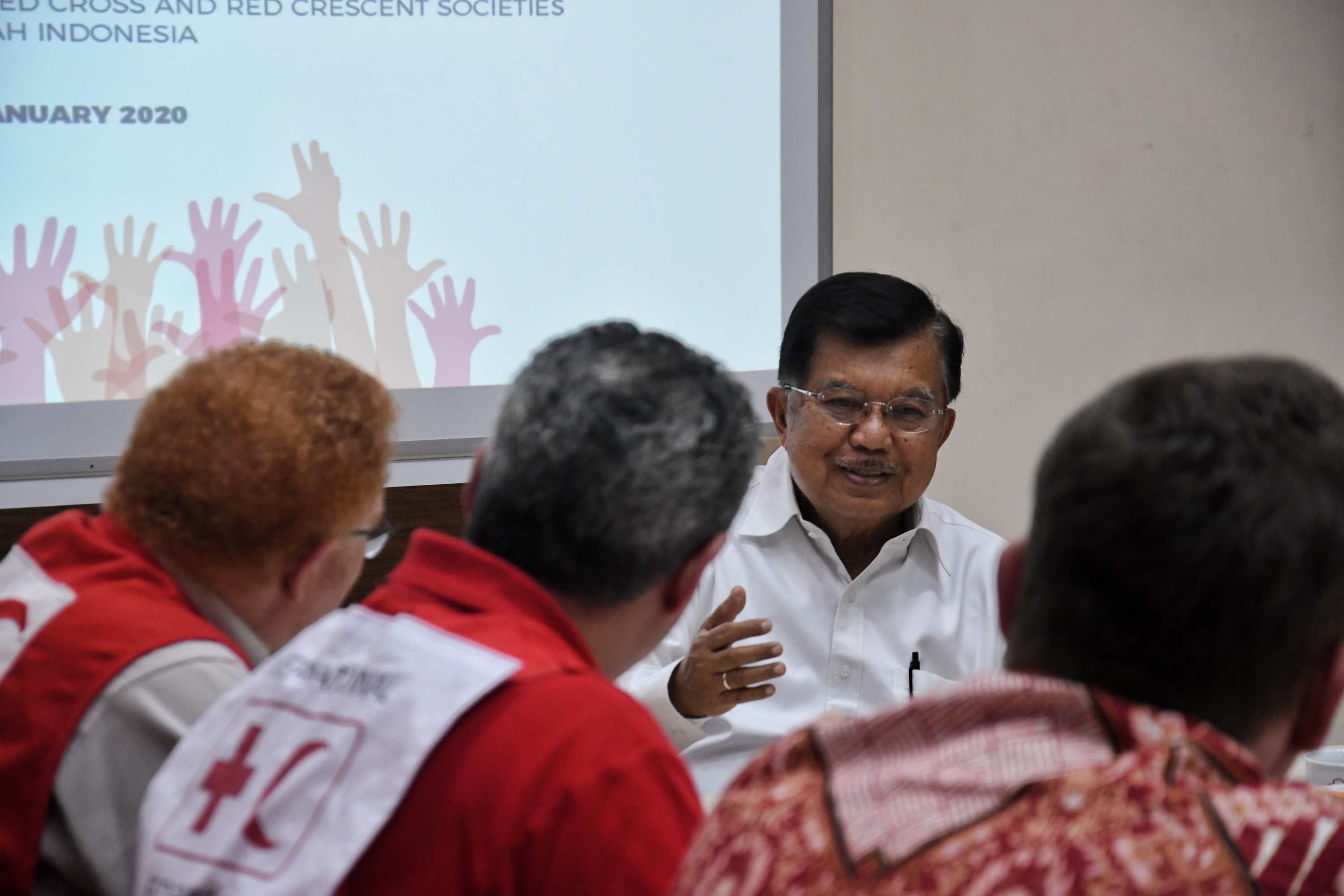 Ketua Umum PMI Jusuf Kalla berbincang dengan jajaran IFRC Perwakilan ASEAN.