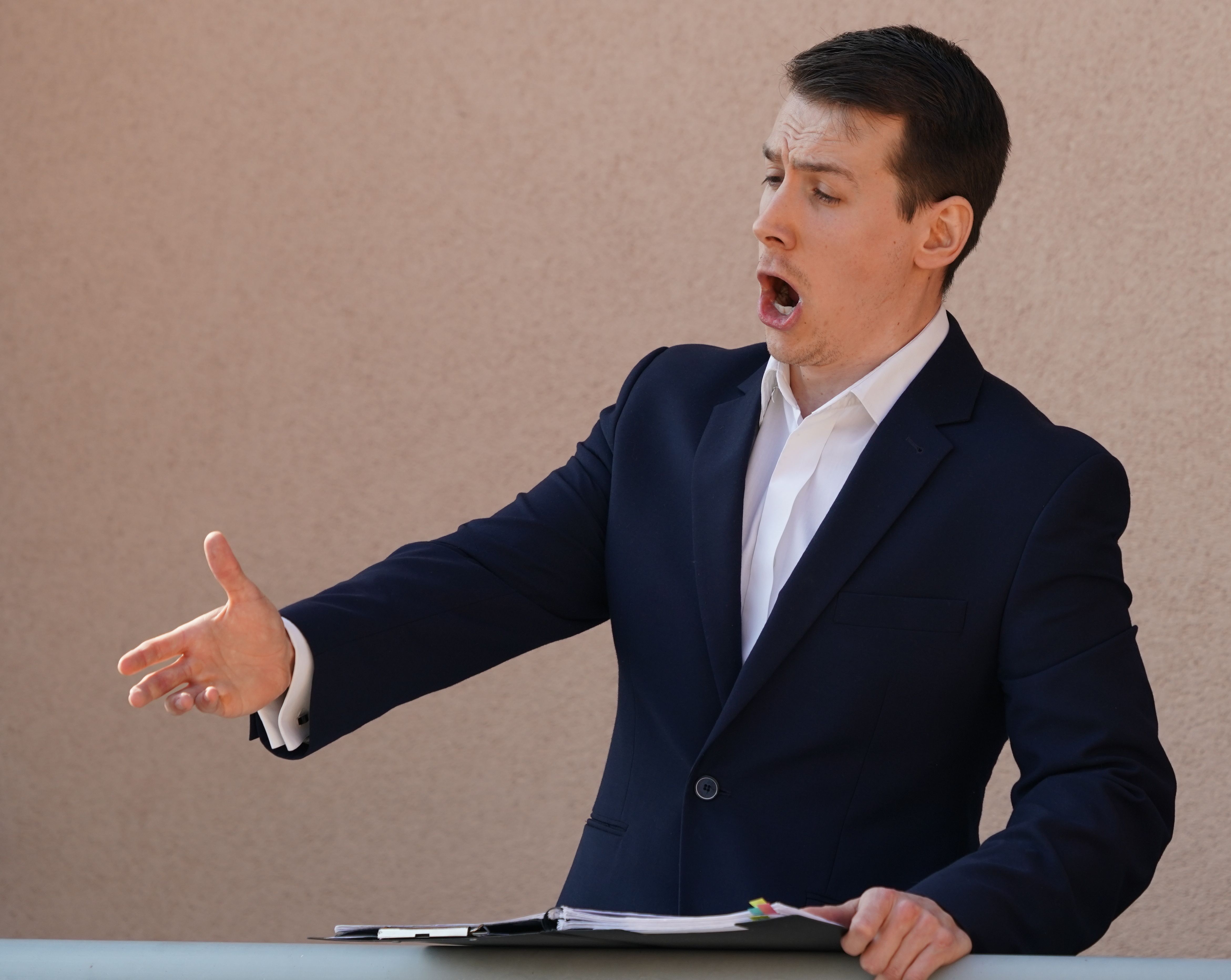 Penyanyi opera Polandia Michal Janicki tampil di balkon apartemennya selama masa karantina di Warsawa, Polandia, 