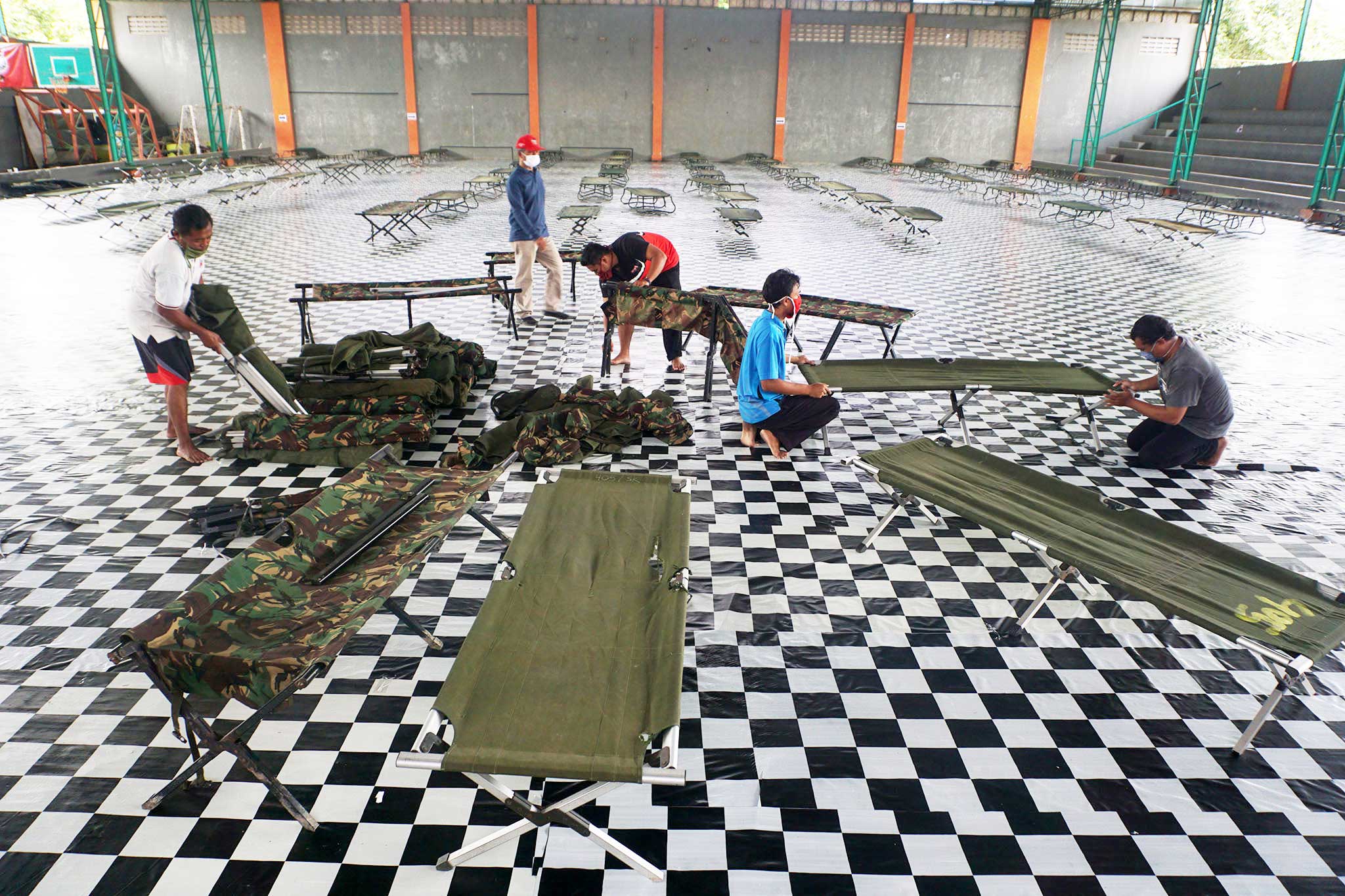 Petugas tengah memasang pelbet di GOR Satria, Purwokerto, Jawa Tengah, kemarin.