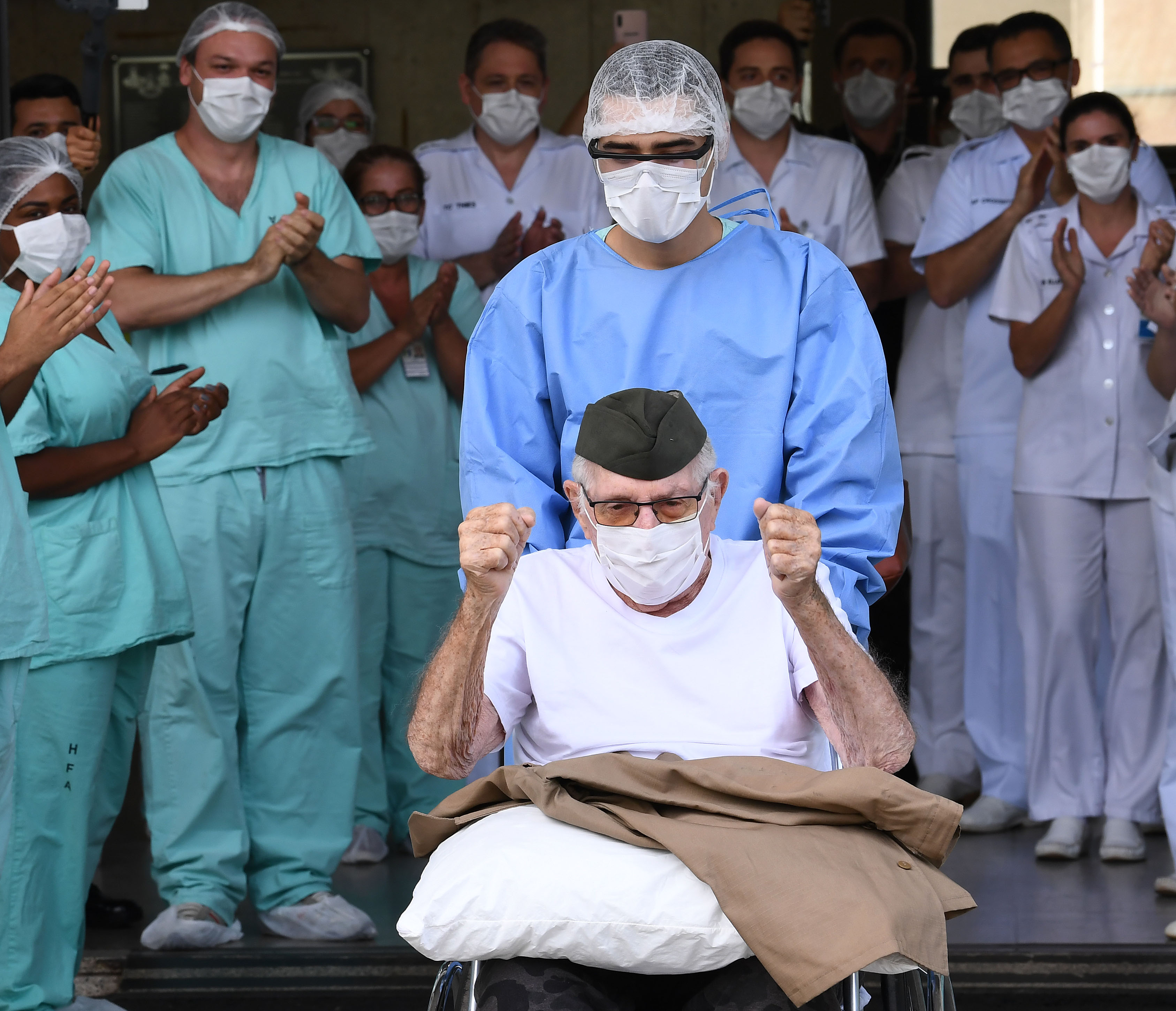 Veteran Perang Dunia II Ermando Armelino Piveta meninggalkan rumah sakit di Brasilia setelah pulih dari covid-19.