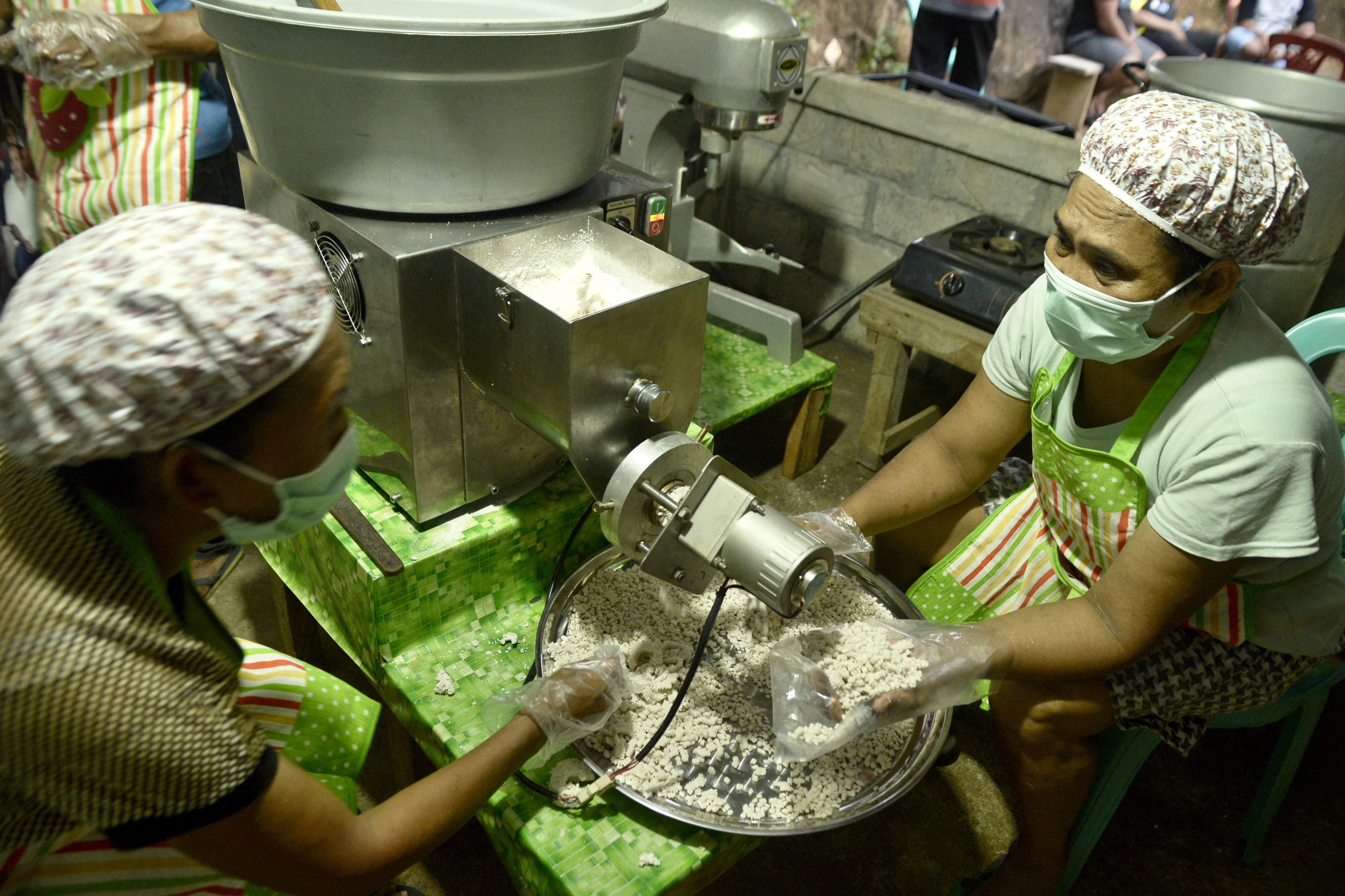 Ilustrasi pekerja membuat pangan olahan.