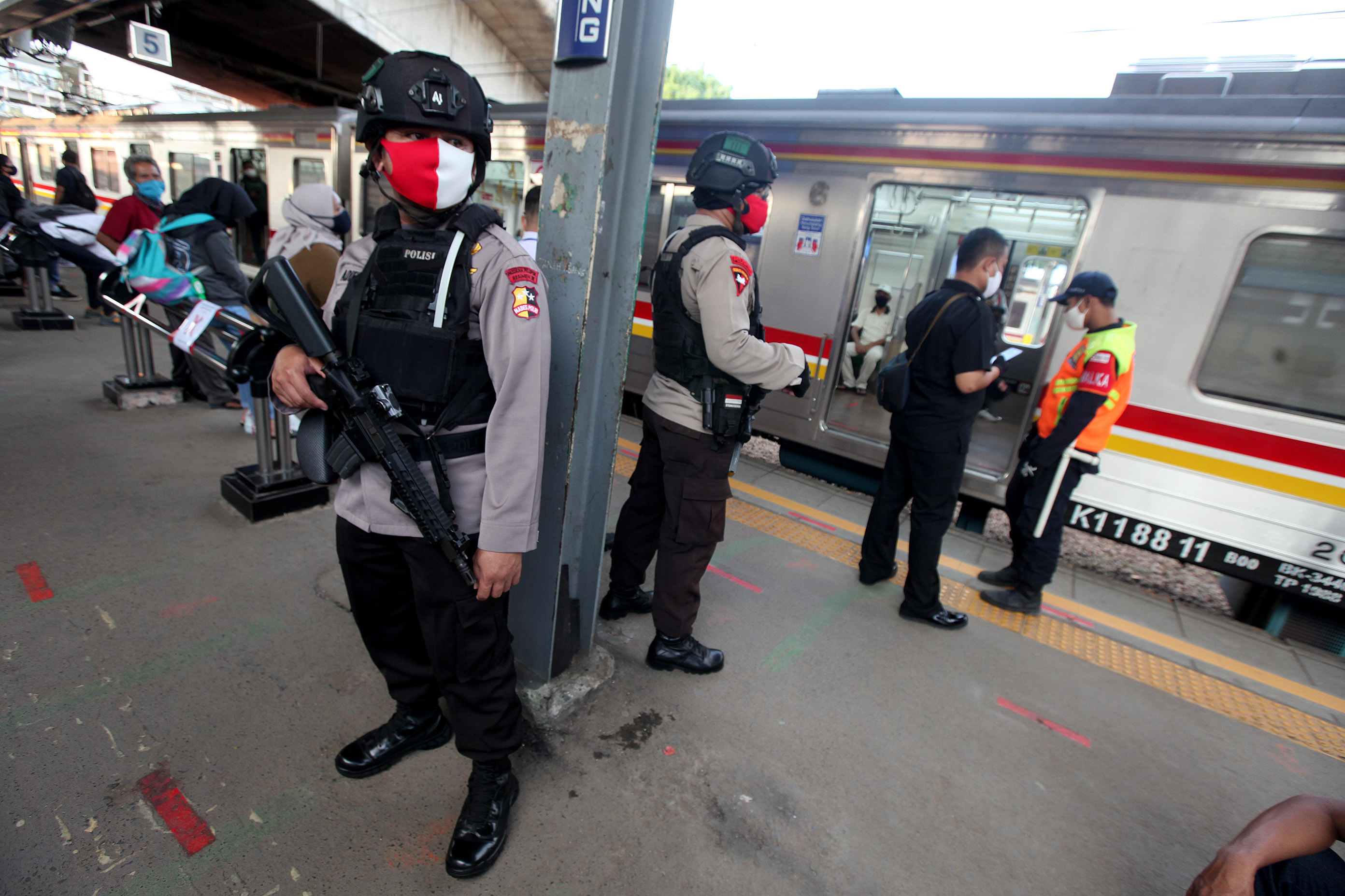 Polisi bersiaga di Stasiun Tanah Abang, Jakarta, Rabu (22/4).