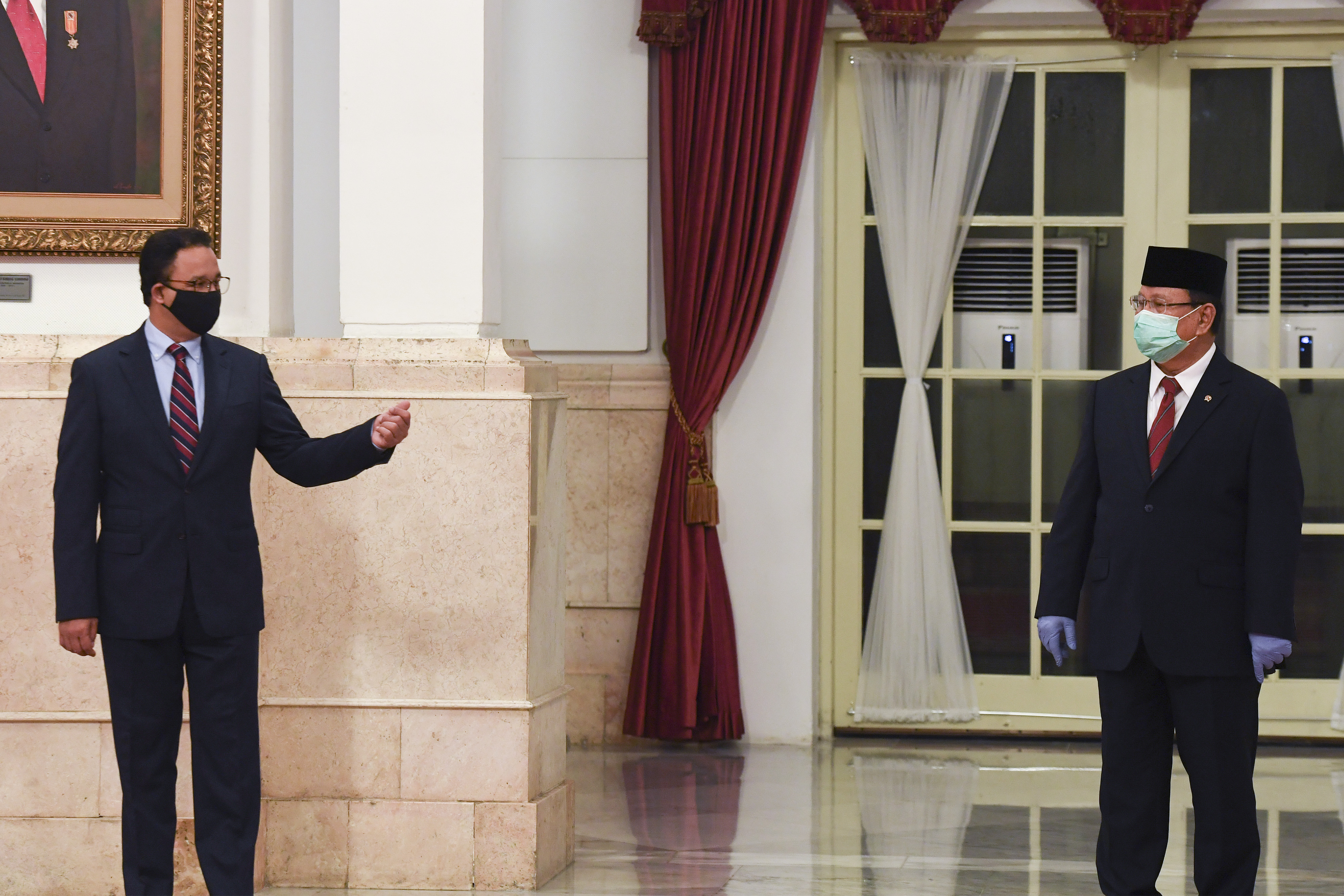 Menteri Pertahanan Prabowo Subianto (kanan) berbincang dengan Gubernur DKI Jakarta Anies Baswedan. 