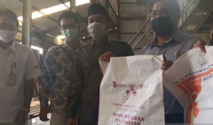 Anggota DPRD Kabupaten Jember menunjukkan kemasan karung beras yang bergambar Bupati dan Wabup Jember di gudang Bulog Jember.