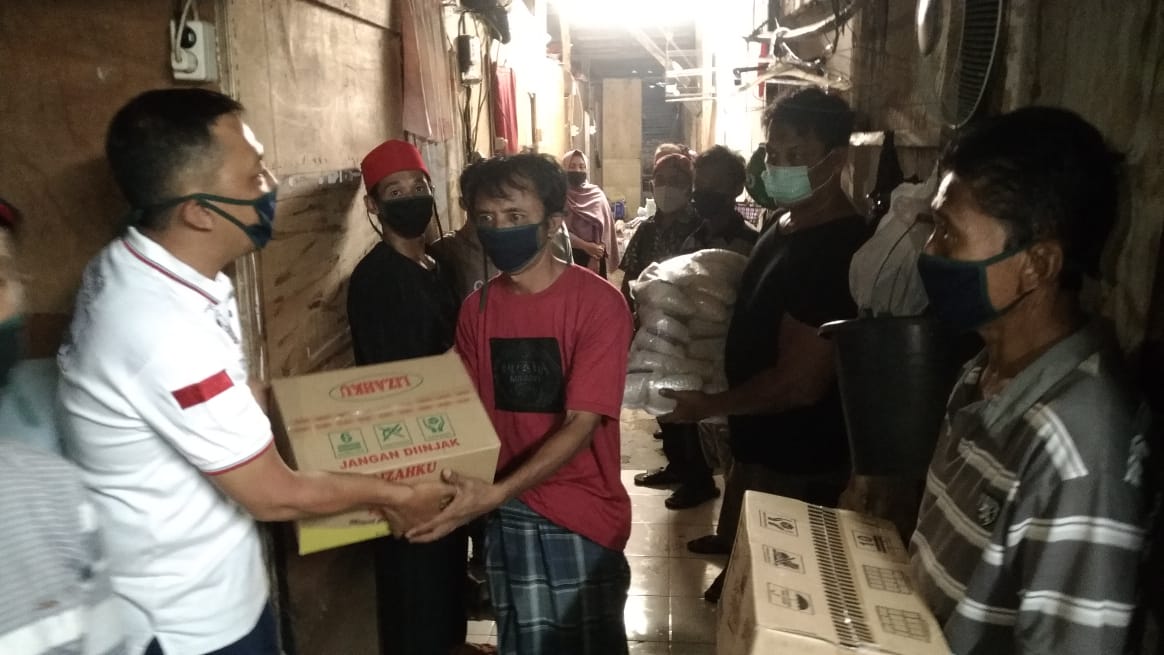 Relawan Jokowi (ReJo) membagikan ribuan paket sembako ke warga terdampak Cpvid-19 di DKI Jakarta.
