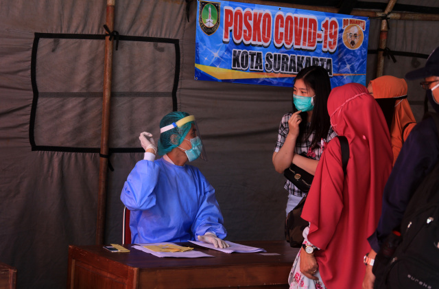 Para perantau yang mudik ke Solo langsung menjalani pemeriksaan sebelum dibawa ke Gedung Graha Wisata Niaga untuk menjalani karantina selama