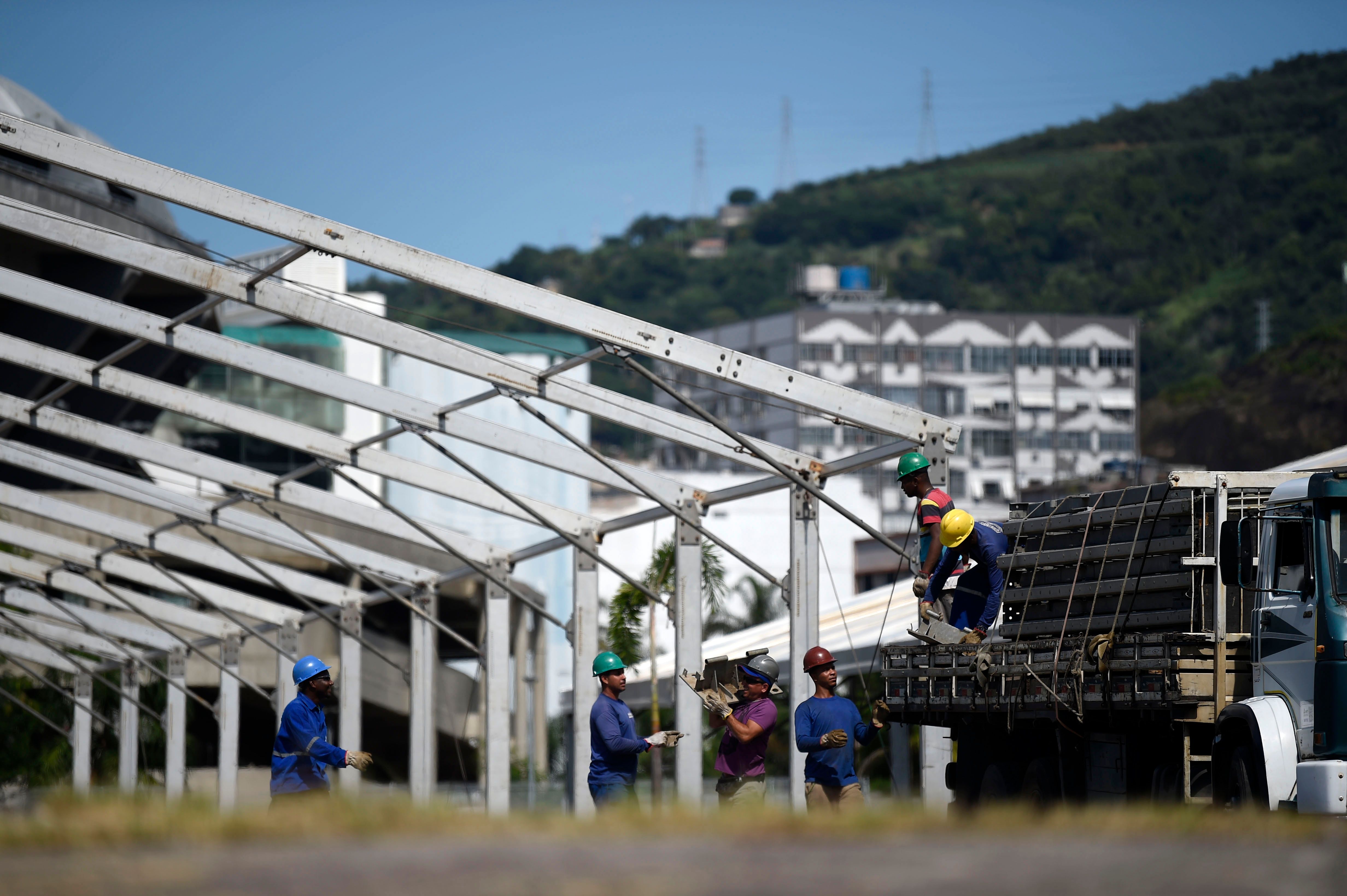 Pekerja di Brasil membamgun RS Darurat di sebagian lahan Stadion Maracana. RS iu hntuk merawat pasien covid-19