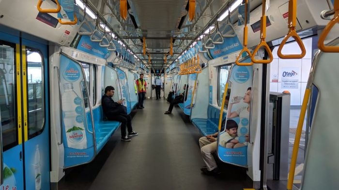 Penumpang MRT saling menjaga jarak untuk mencegah penyebaran virus korona.