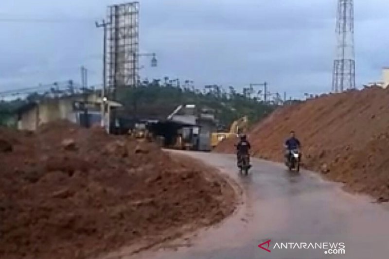 Penguna jalan sudah dapat melintas di Jalan Raya Sukanagara, Cianjur, Jawa Barat, sudah dapat melintas meskipun satu arah secara bergantian.