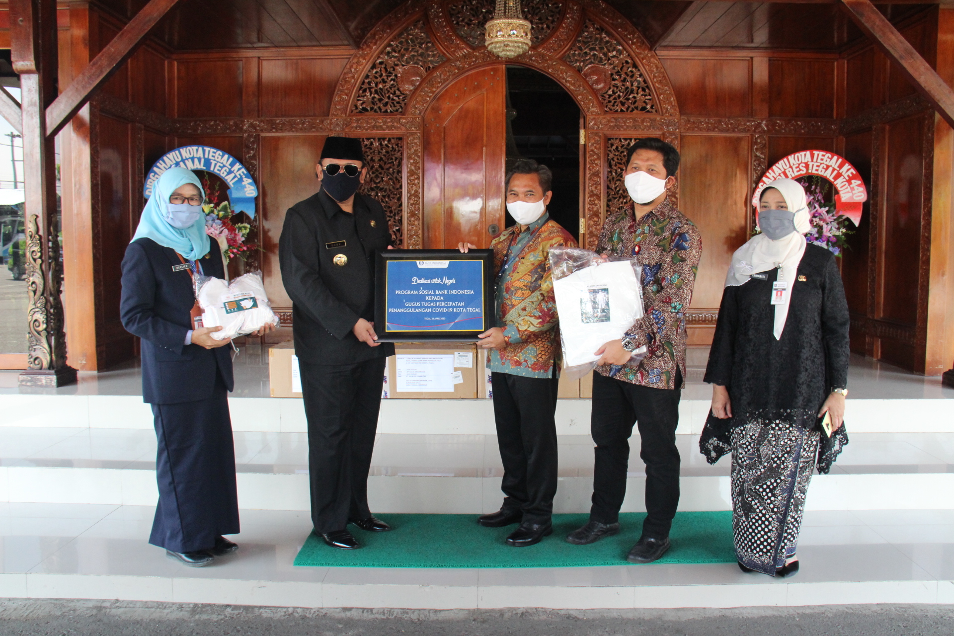 Wali kota Tegal, Jawa Tengah, Dedy Yon Supriyono (jas hitam) menerima sumbangan APD 