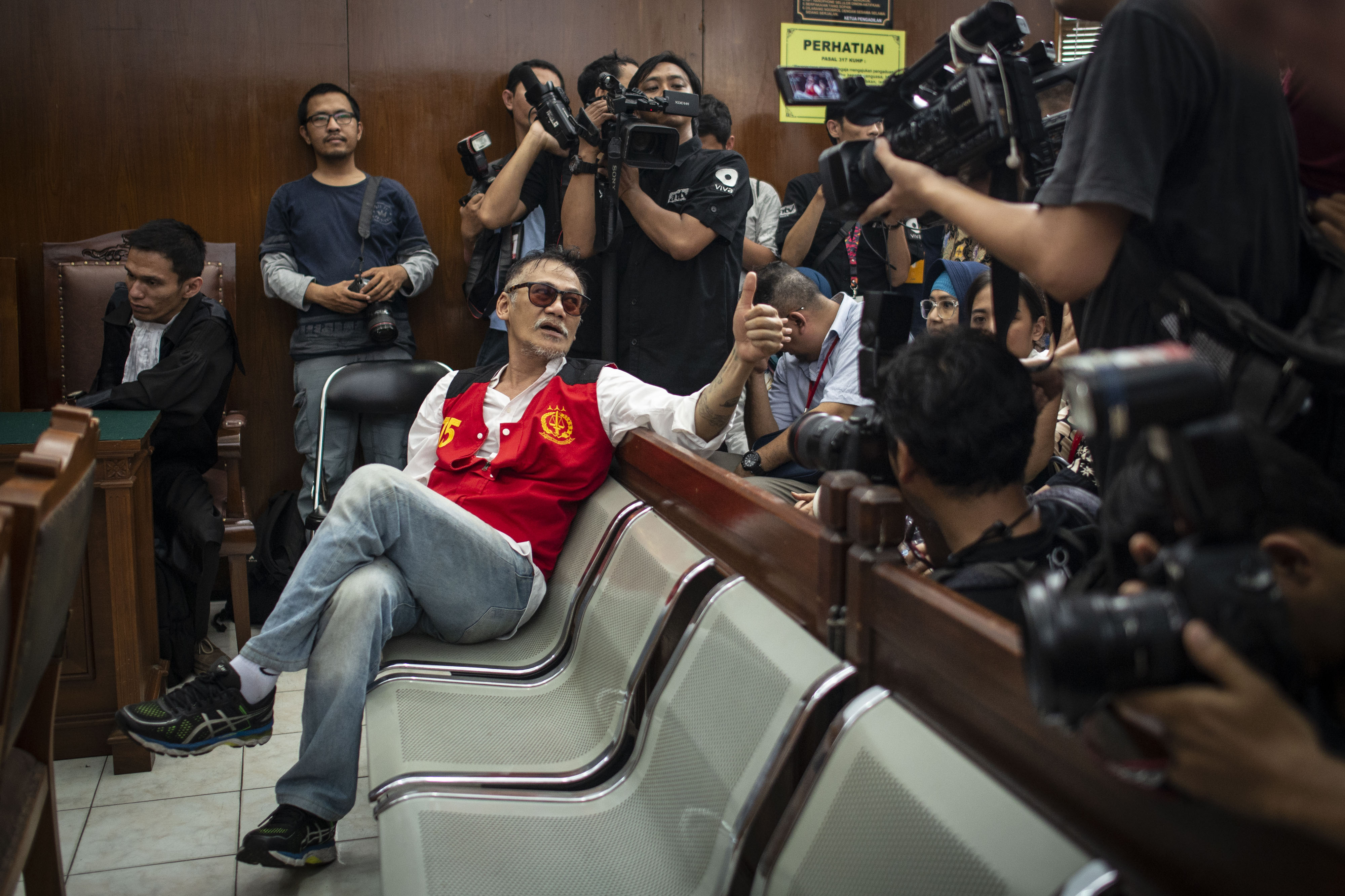 Aktor Senior Tio Pakusadewo bersiap menjalani sidang putusan kasus penyalahgunaan narkotika di PN Jakarta Selatan, Selasa (24/7/2018).