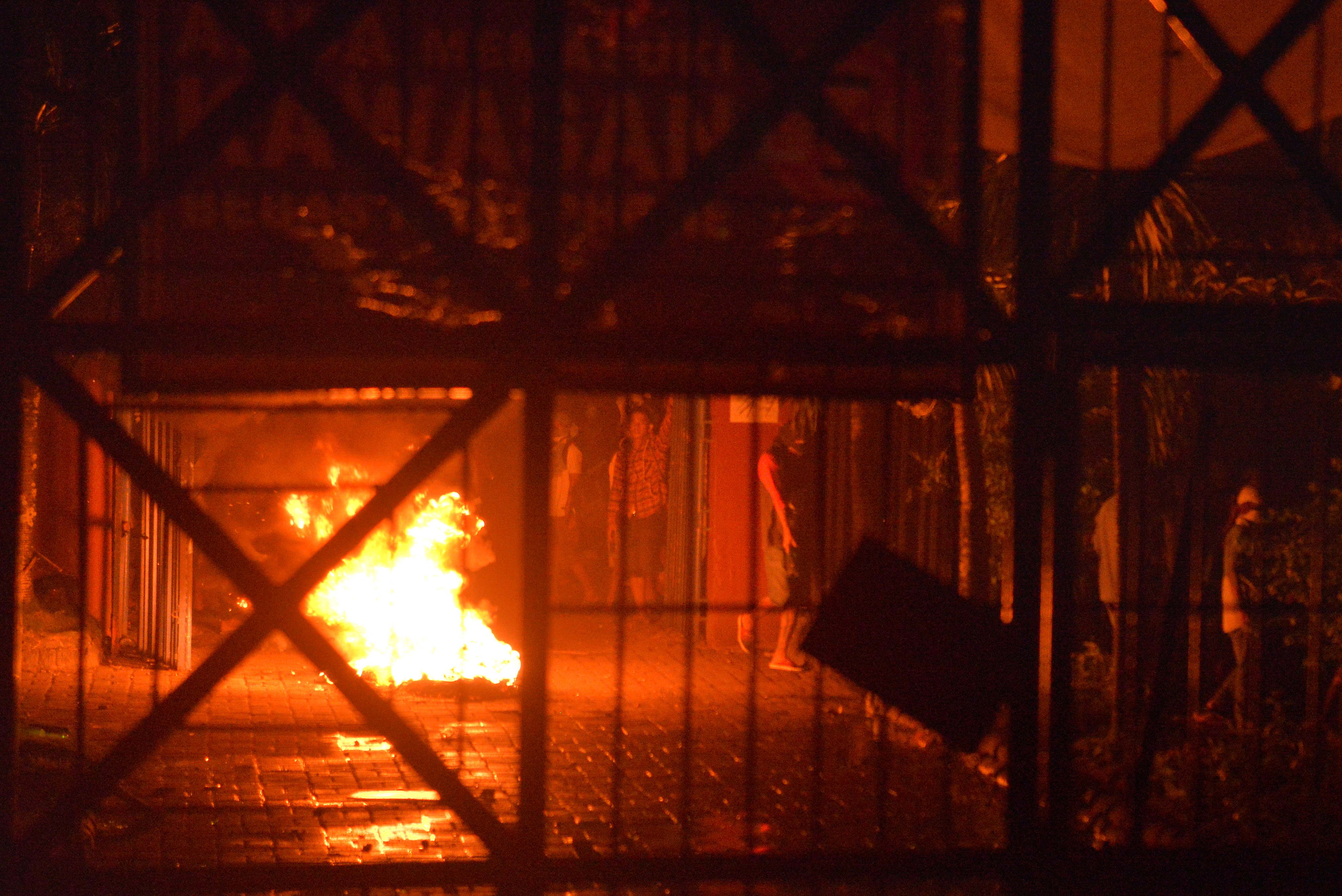 Sejumlah narapidana membakar ban dan melempari kaca saat terjadinya kerusuhan di Lembaga Pemasyarakatan (Lapas) Kelas IIA Manado.