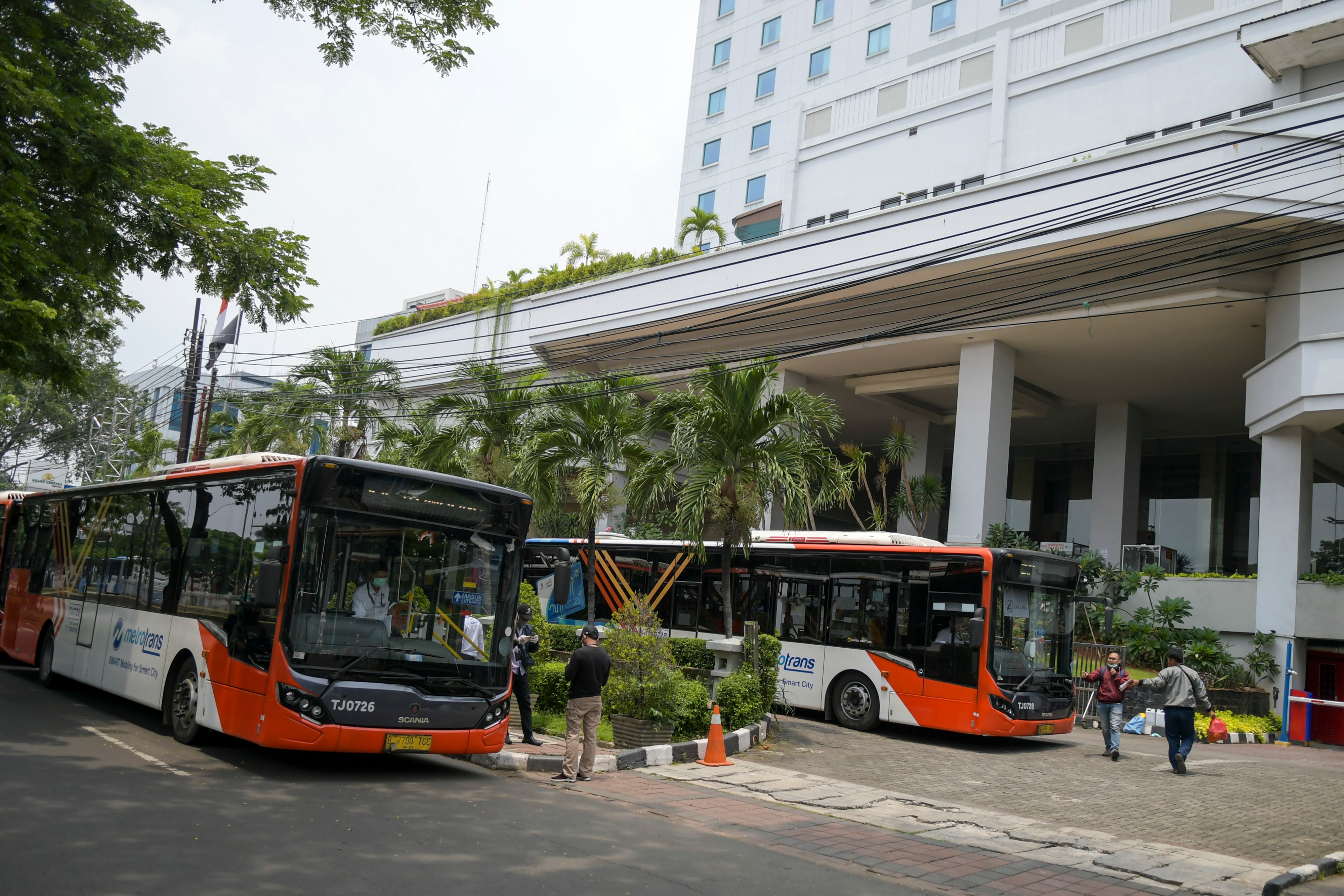 Petugas menyiapkan bus Transjakarta untuk petugas medis yang menginap di Hotel Grand Cempaka Bisnis, Jakarta.