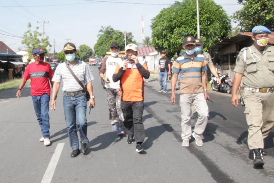 Penjabat Sekda Kota Pematangsiantar Kusdianto meninjau lokasi warga positif korona.